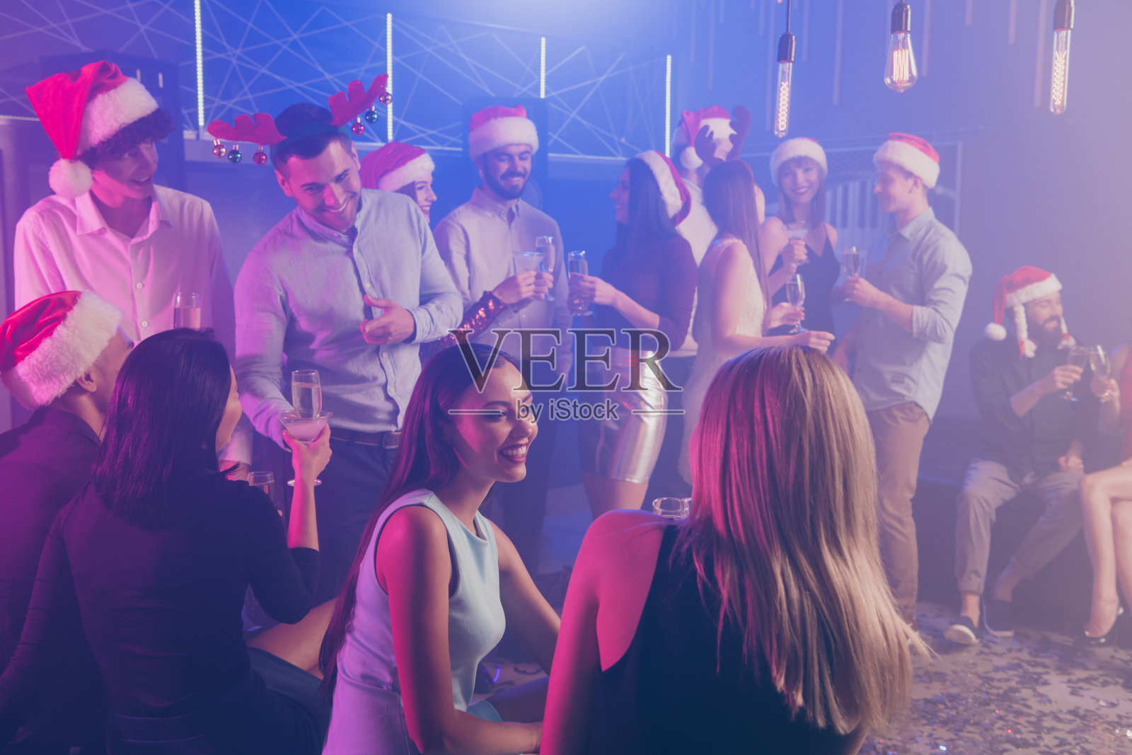 好看的，有吸引力的，聪明的，穿着得体的，迷人的，时尚的，优雅的，愉快的，愉快的，积极的，女孩和男孩有乐趣，放松交流在现代的豪华的地方，雾夜总会照片摄影图片