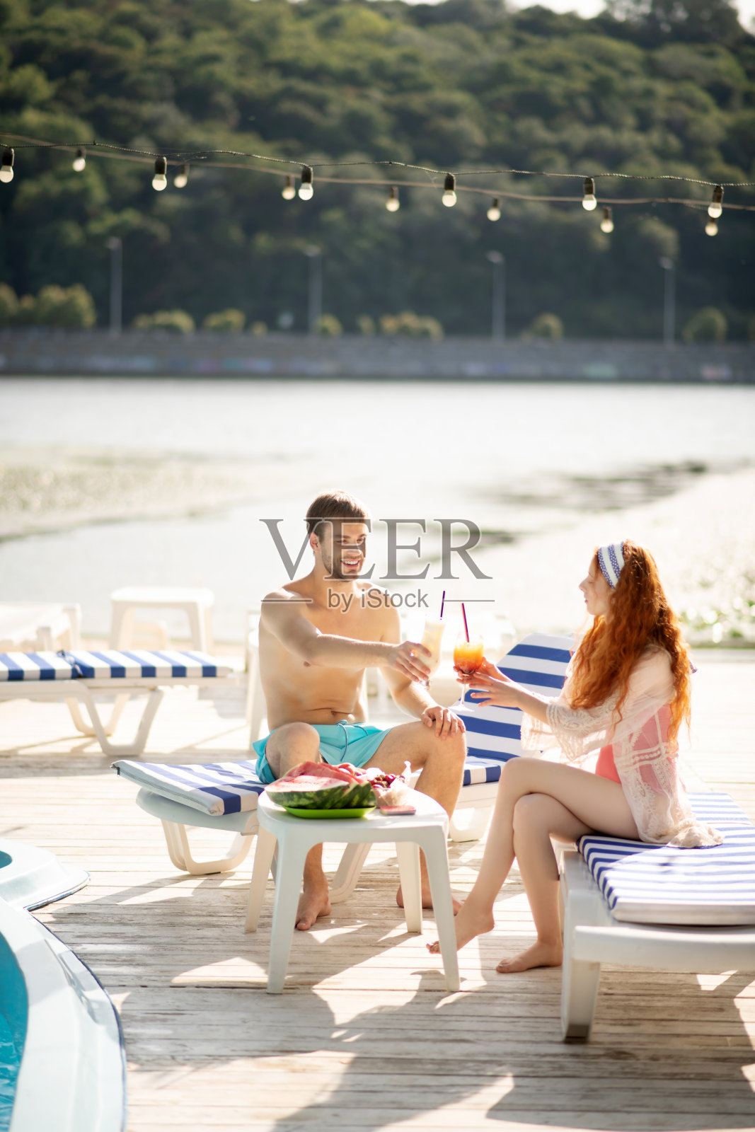 情侣们吃着西瓜，喝着提神饮料照片摄影图片