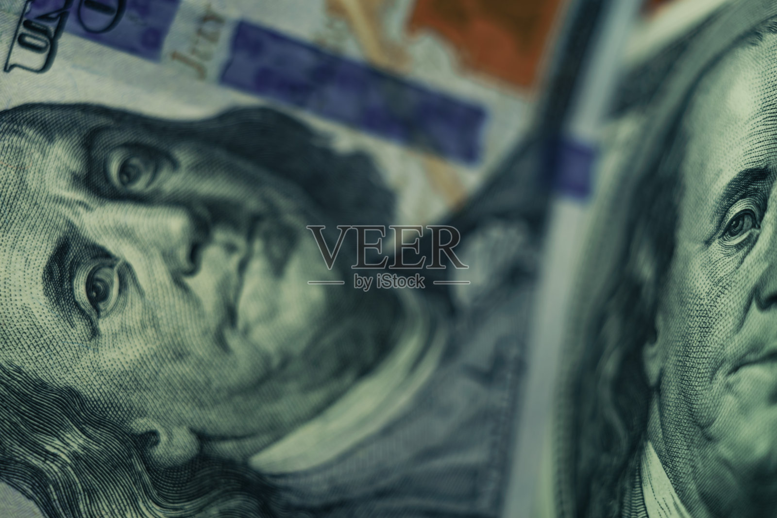 把富兰克林的脸凑近放在一百美元上。美元，现金，货币背景。照片摄影图片