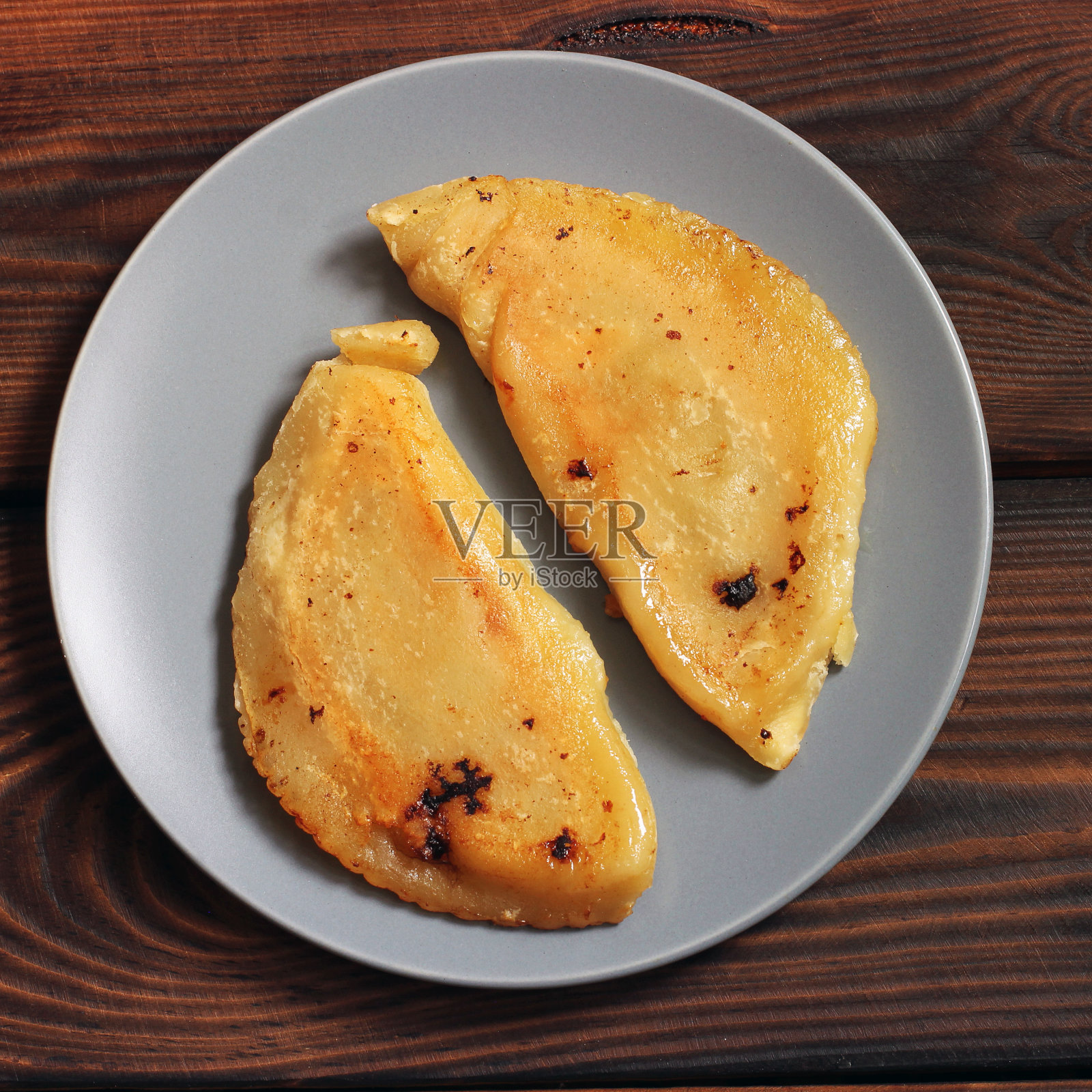 木制背景上的切布里克。食物照片摄影图片