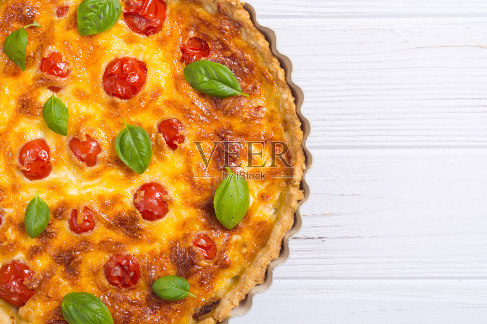 洛林鸡乳蛋饼配蘑菇，西红柿和奶酪照片摄影图片