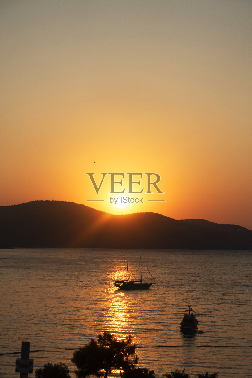 帆船日落轮廓照片摄影图片