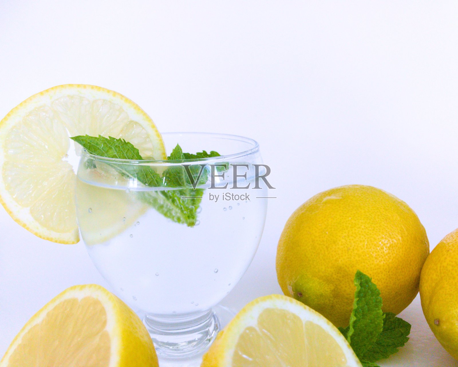 黄色柠檬切片苏打水和薄荷叶照片摄影图片