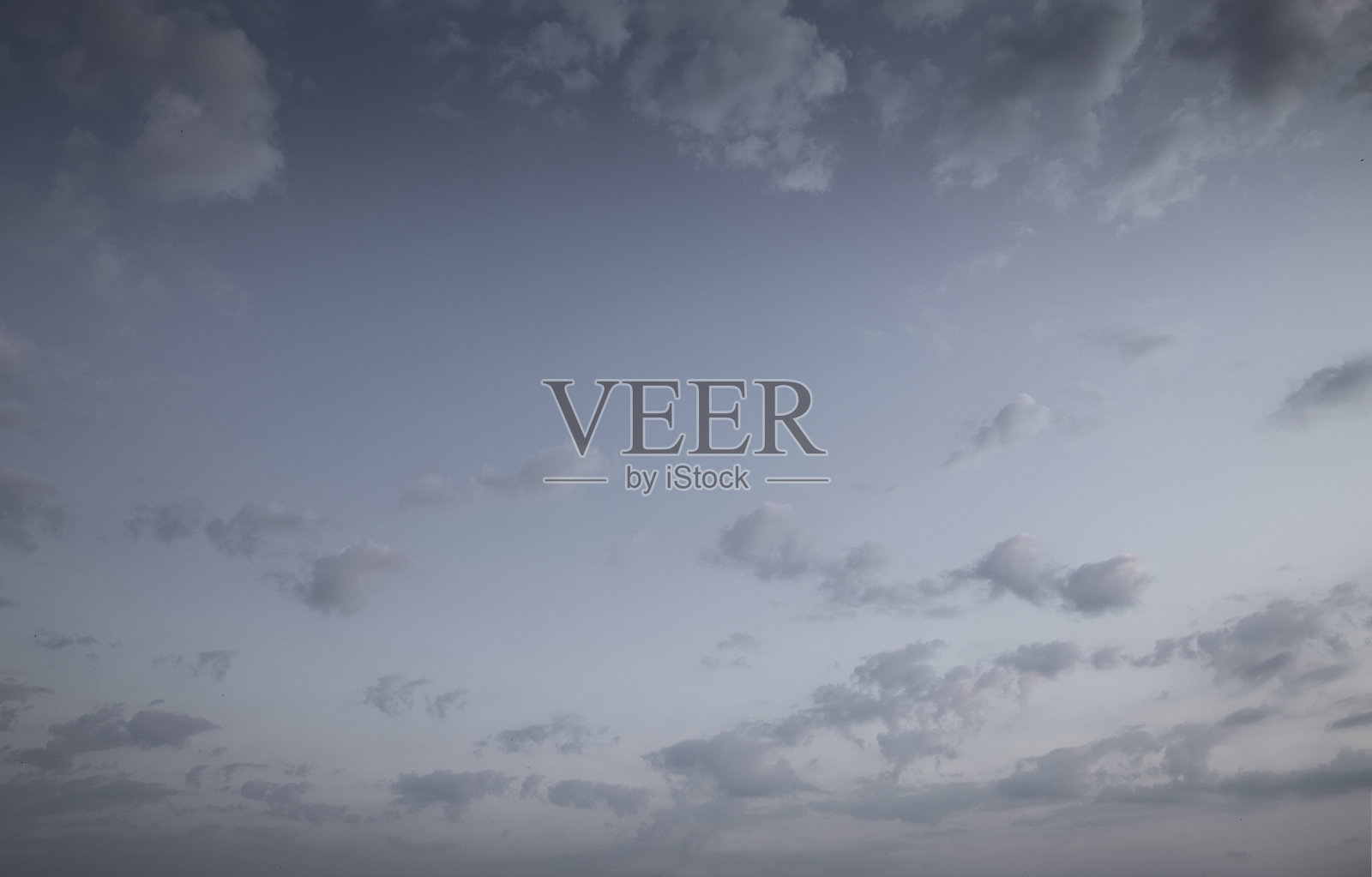 夜空中飘浮着白云照片摄影图片