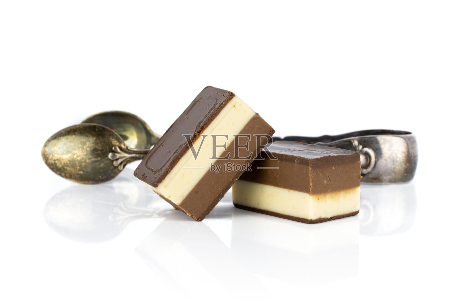 两种颜色的牛轧糖孤立在白色照片摄影图片