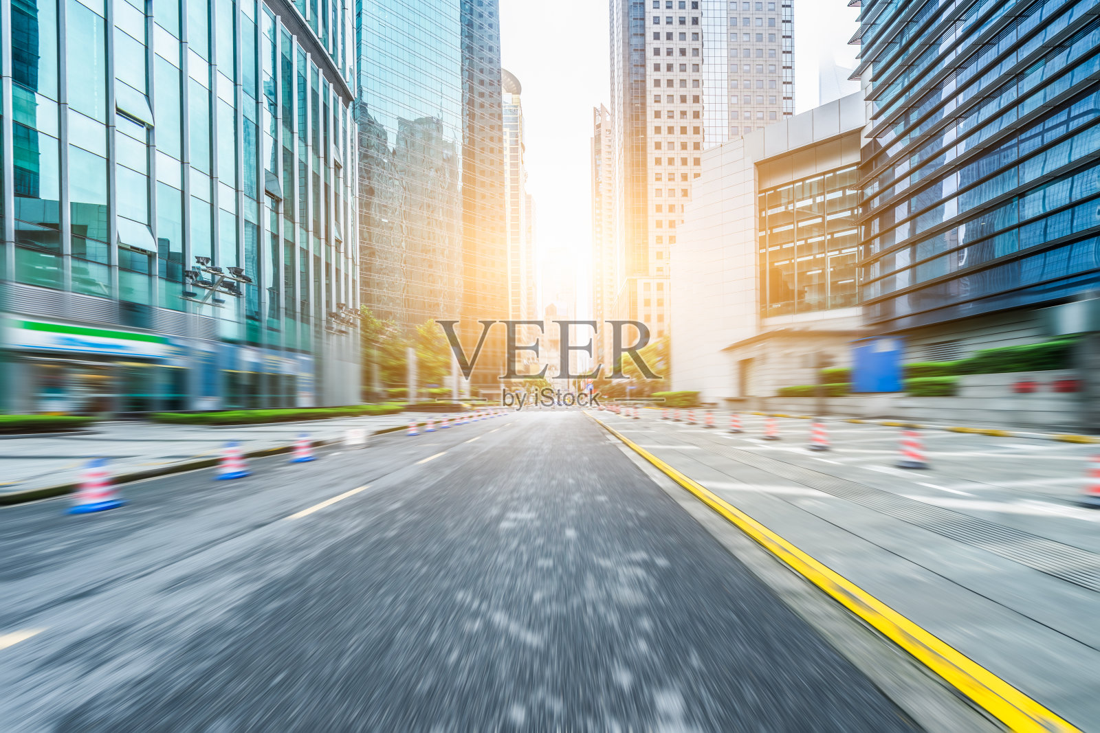 模糊图像的运动一样快的道路上照片摄影图片