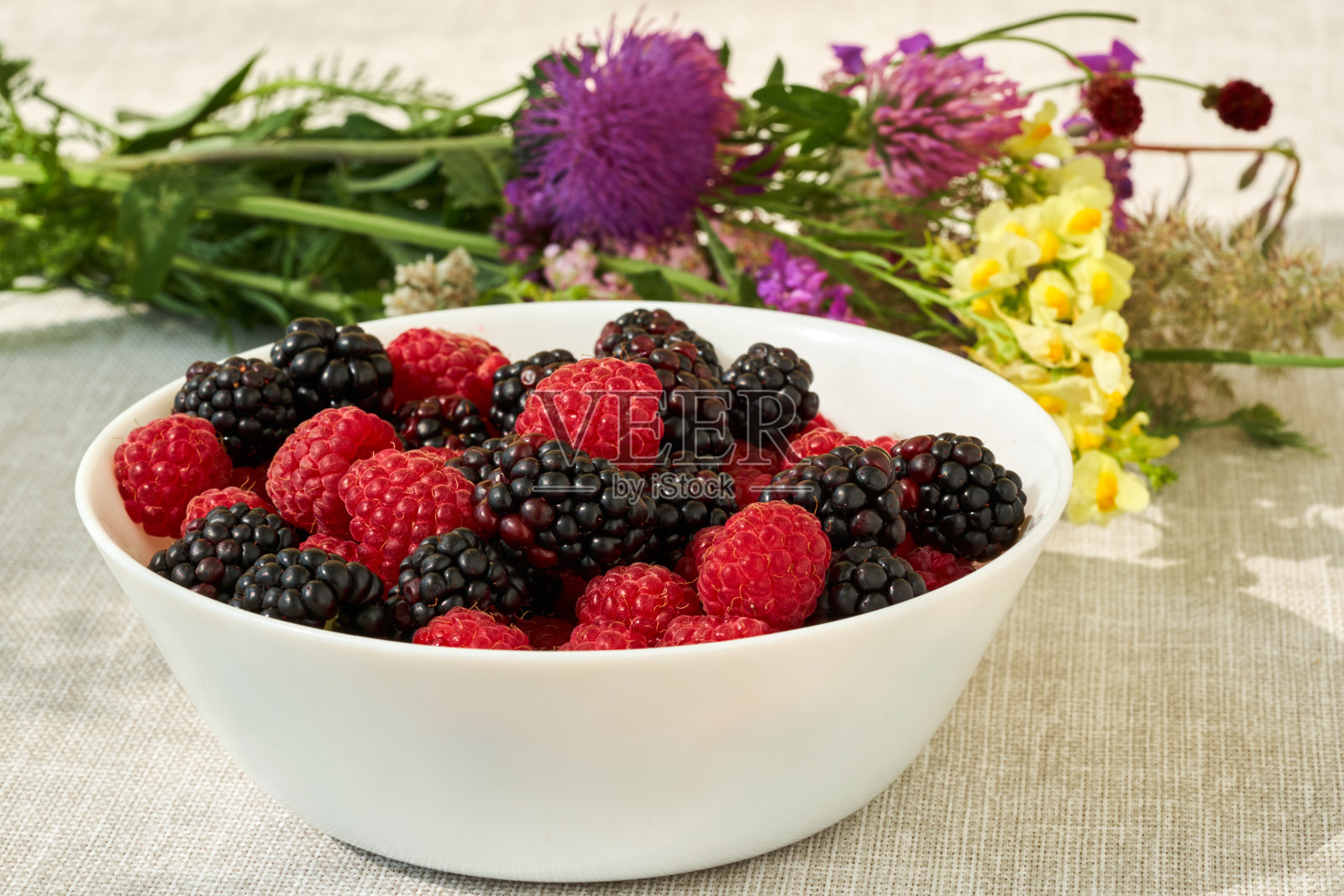 有野花和浆果的夏日静物。照片摄影图片