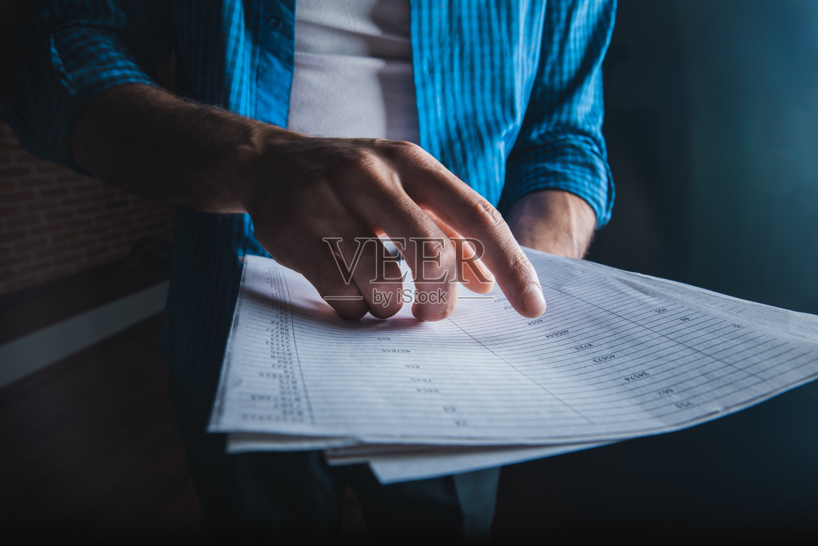 手持文件的商人照片摄影图片