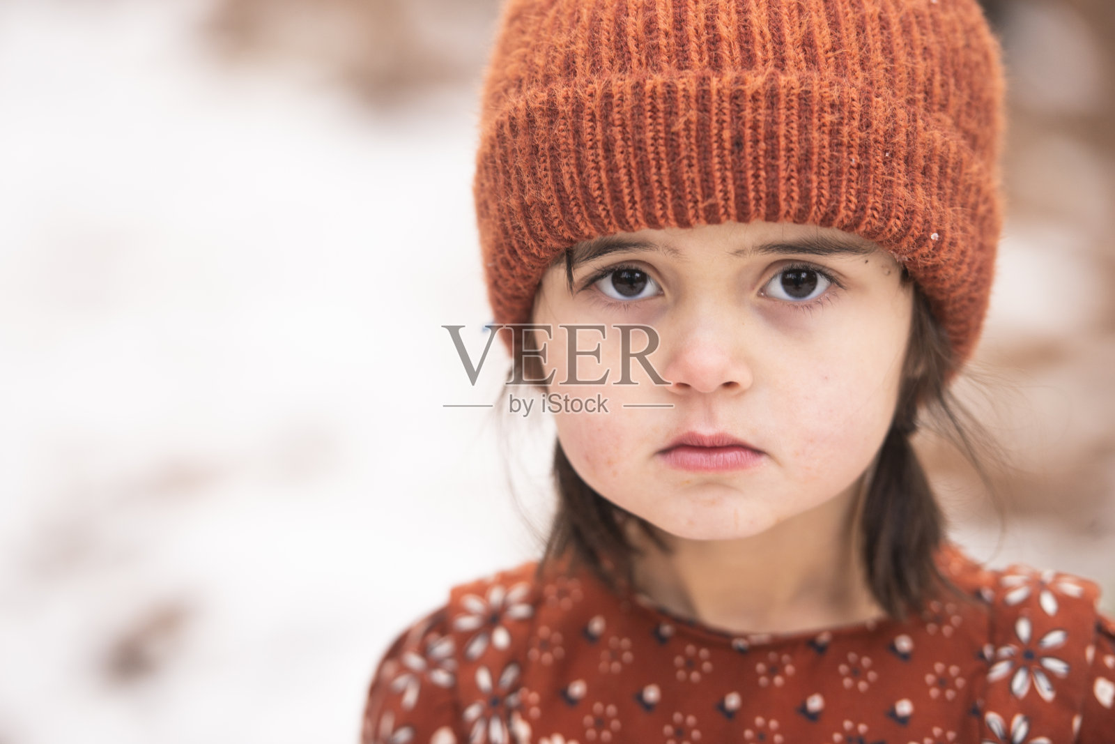 悲伤的小女孩照片摄影图片