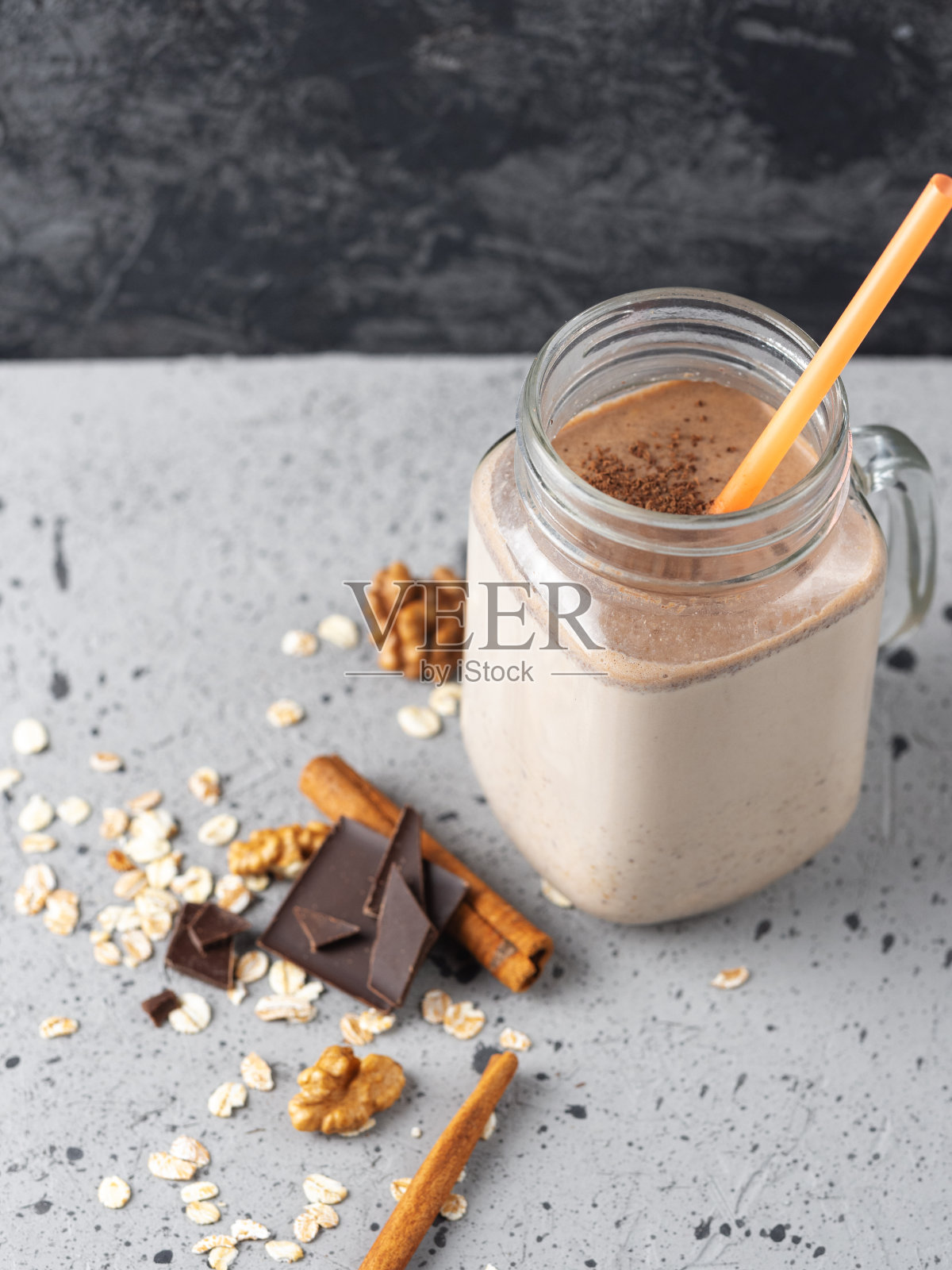 灰色的桌子上放着一罐巧克力咖啡牛奶冰沙鸡尾酒照片摄影图片