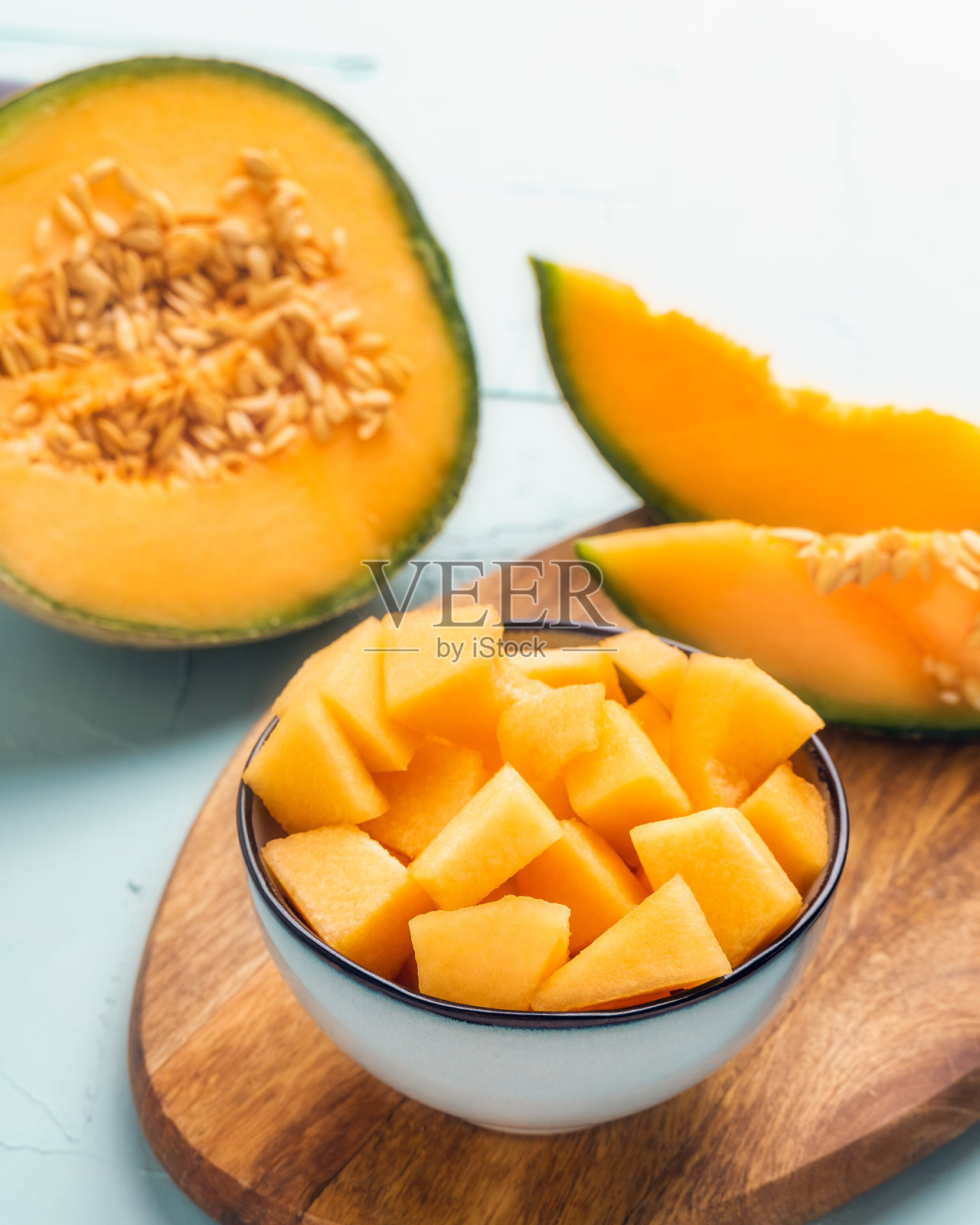 新鲜甜瓜准备吃垂直构图显示在碗上。夏天水果食物。照片摄影图片