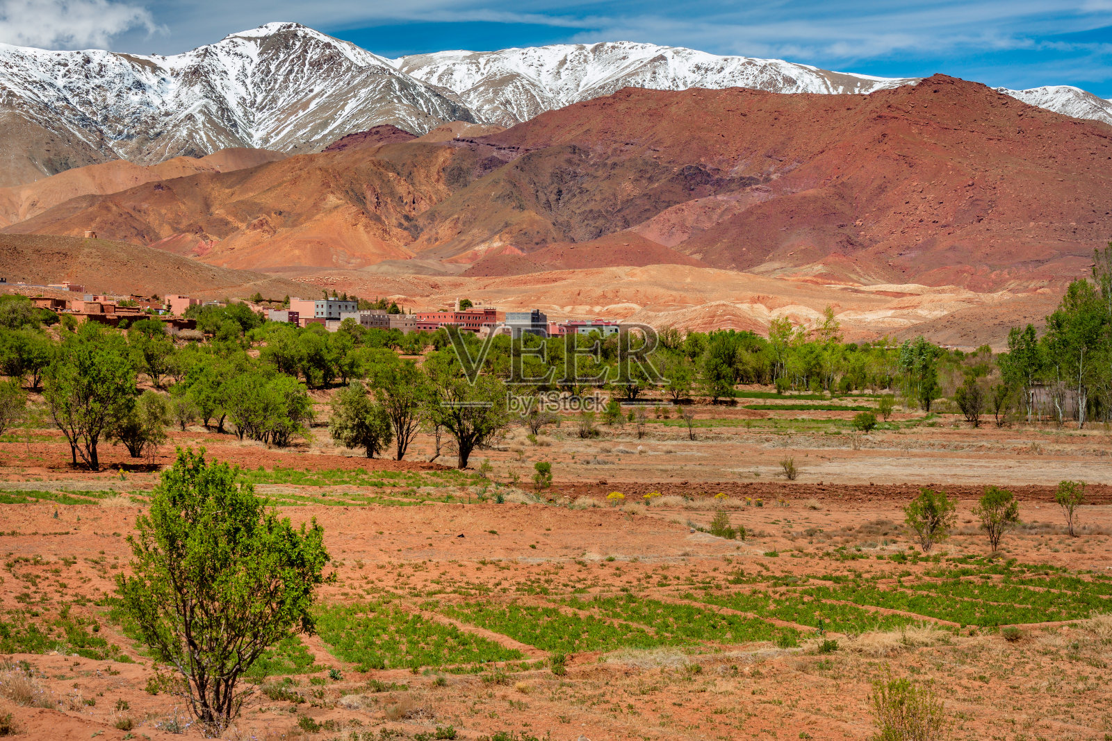 横跨北非摩洛哥阿特拉斯的路上的摩洛哥山村照片摄影图片