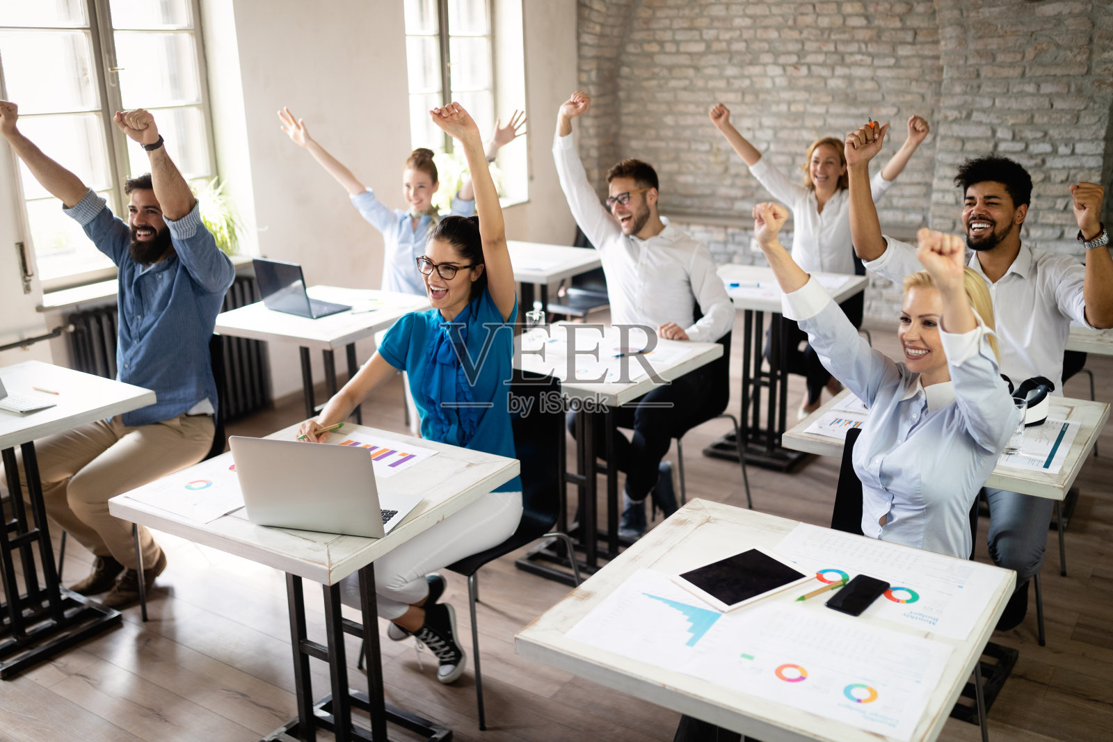 一群成功快乐的人在演讲期间学习软件工程和业务照片摄影图片