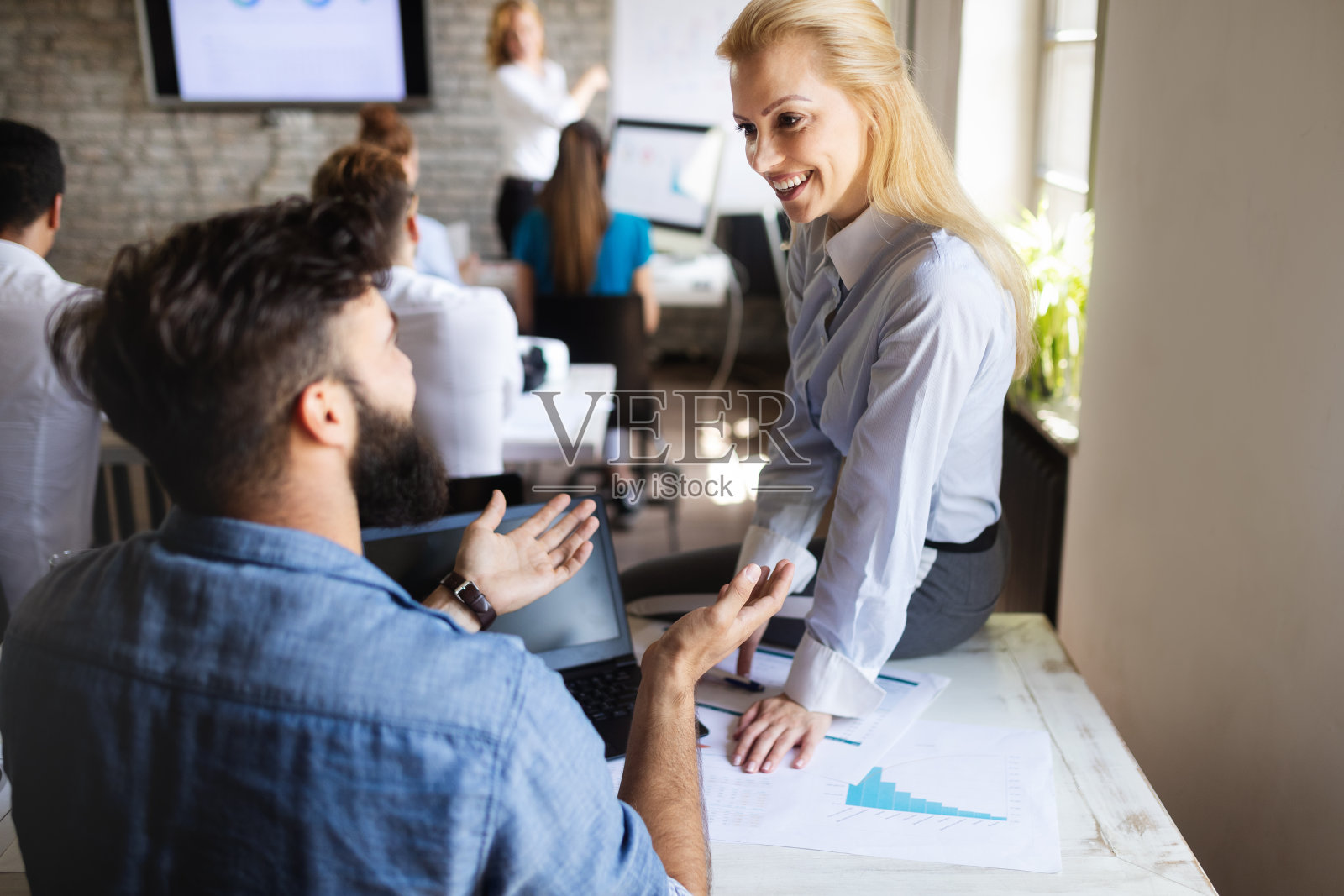 一群年轻的商业人士或设计师在办公室与新的创业项目一起工作照片摄影图片