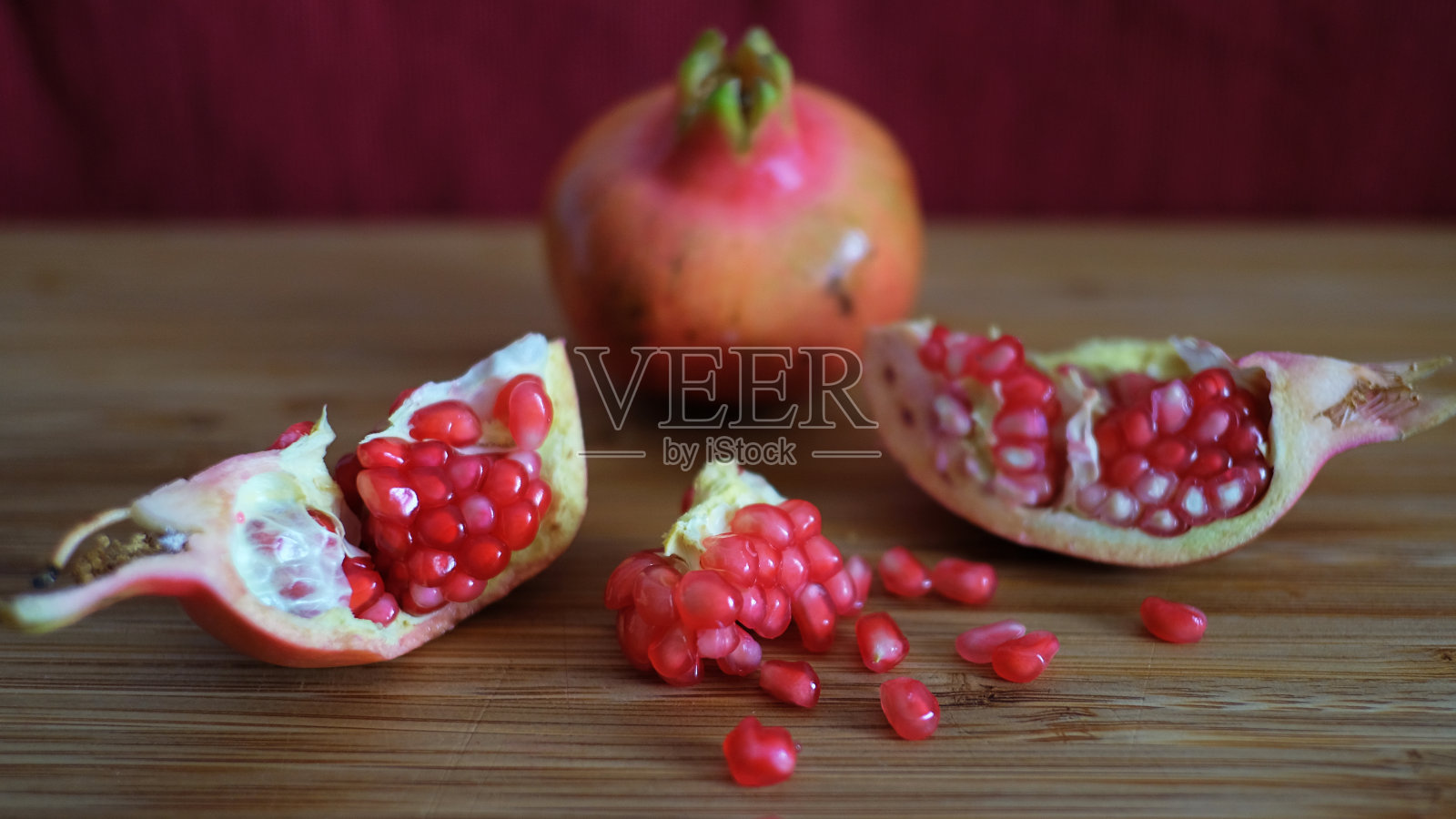 一个完整的和一个开放的石榴或石榴的果实显示红色的种子串照片摄影图片