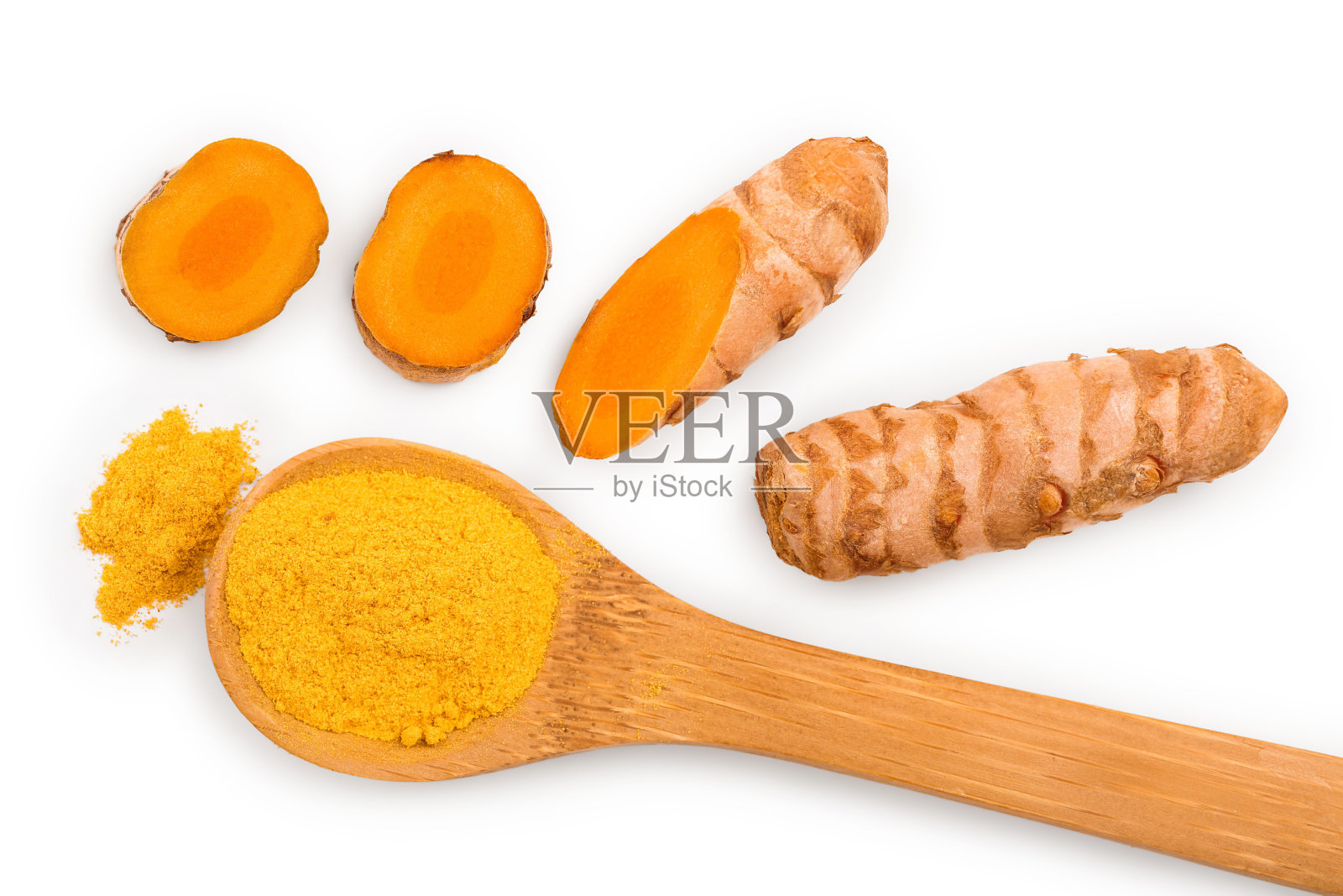 姜黄粉和姜黄根在白色背景上分离。前视图。平躺照片摄影图片