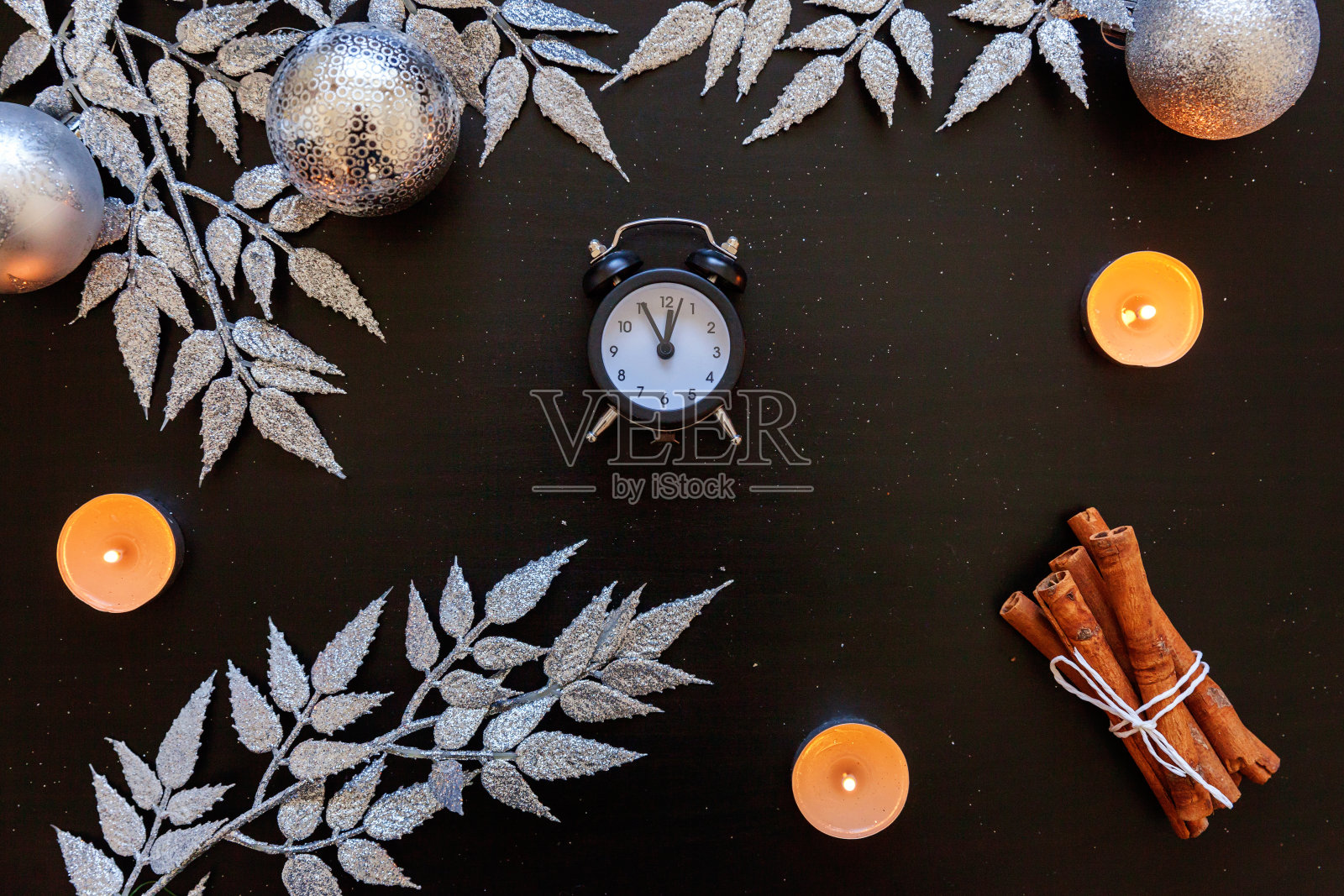 圣诞新年作文在黑暗的黑色背景照片摄影图片