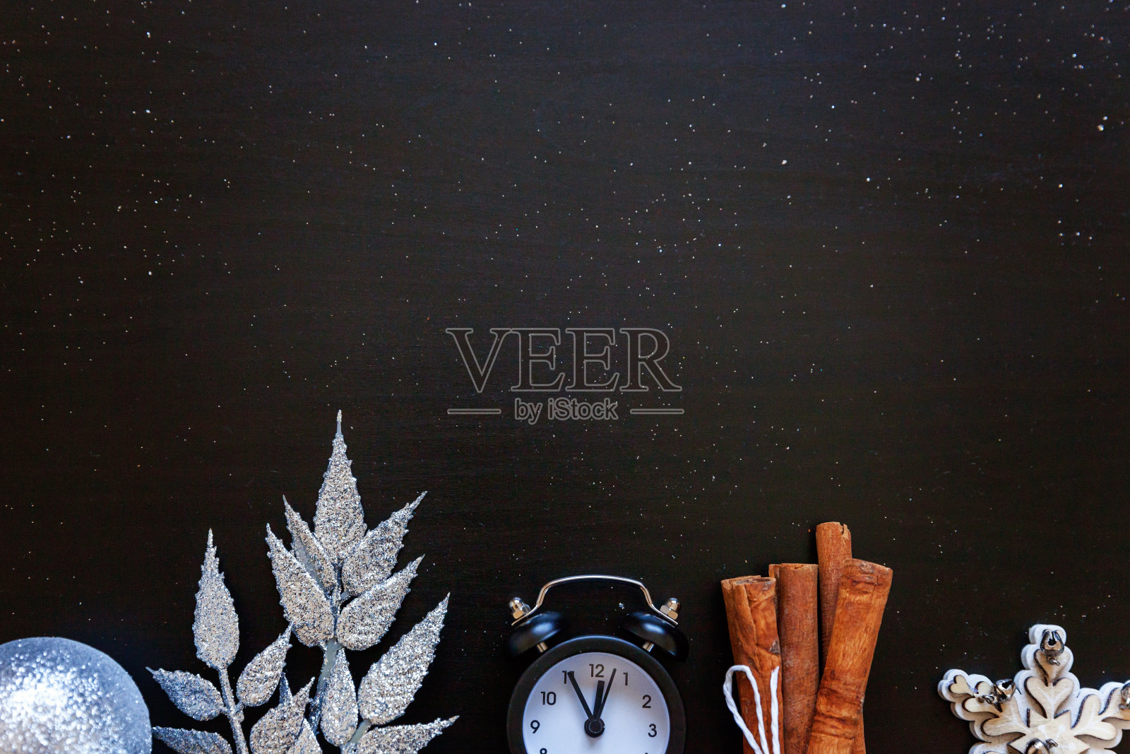 圣诞新年作文在黑暗的黑色背景照片摄影图片