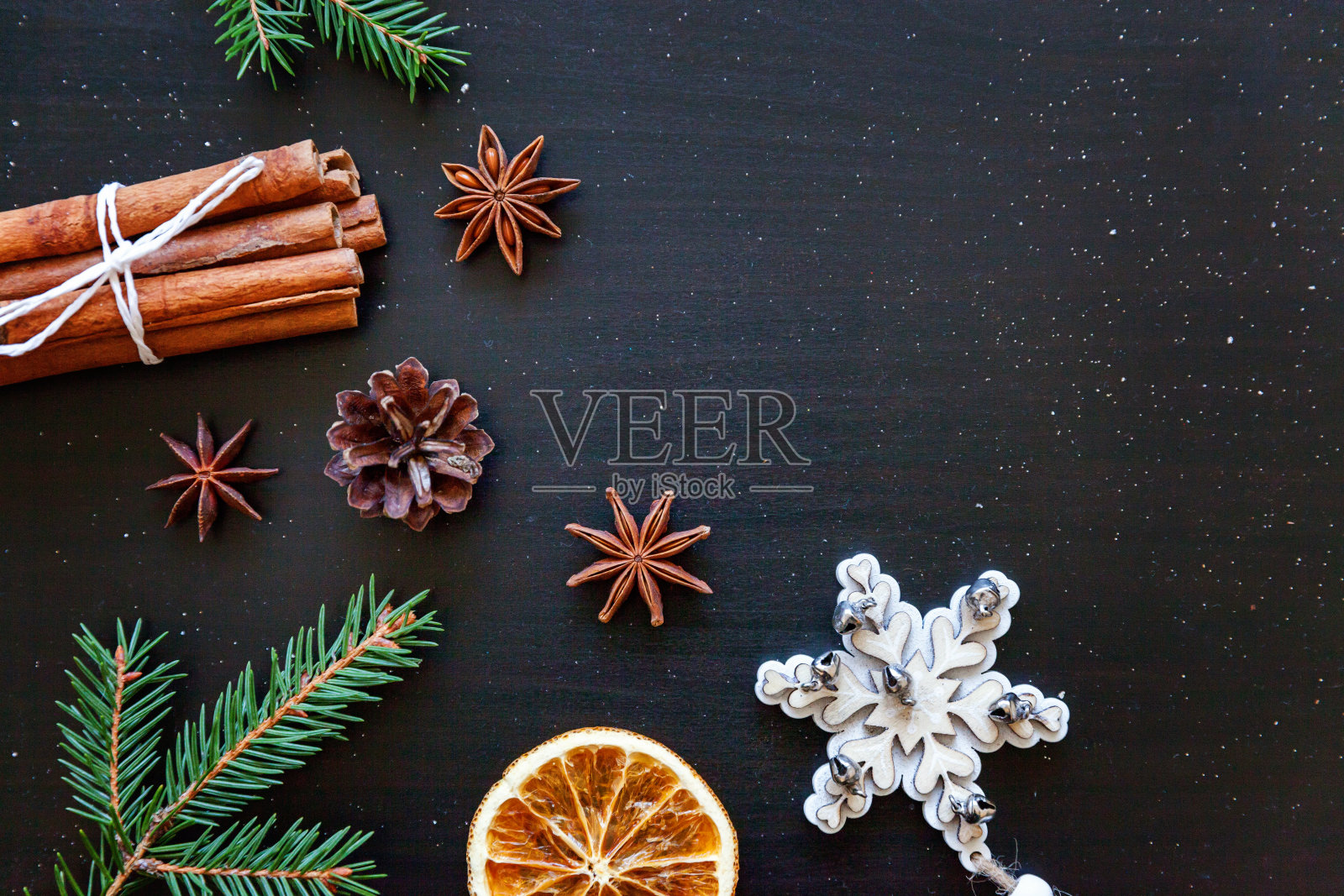 圣诞新年作文在黑暗的黑色背景照片摄影图片