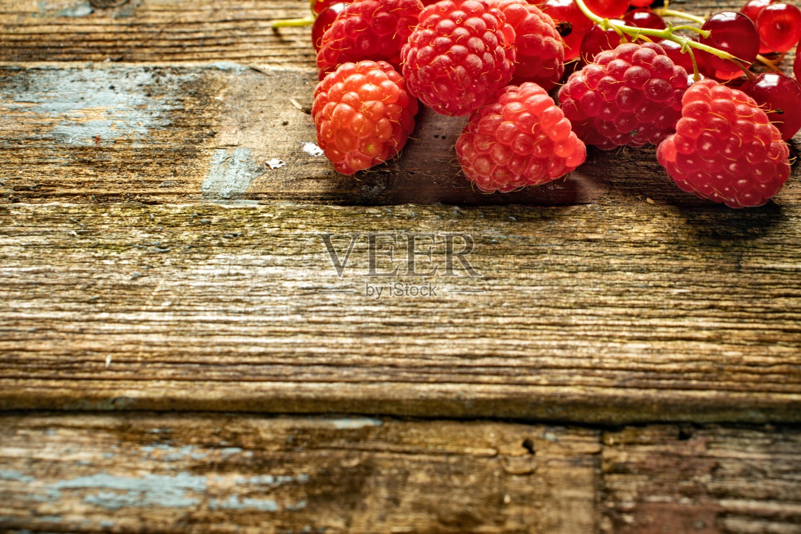 木背景上的新鲜覆盆子照片摄影图片