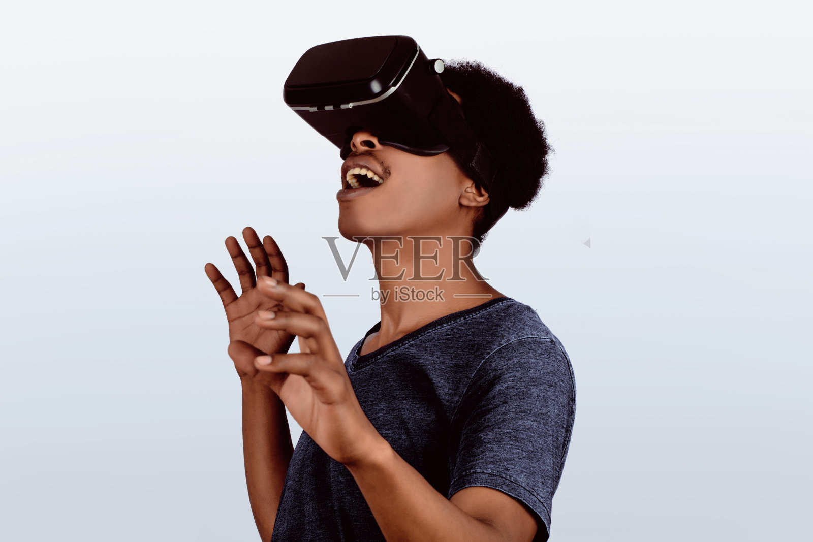 非裔美国人体验虚拟现实。照片摄影图片