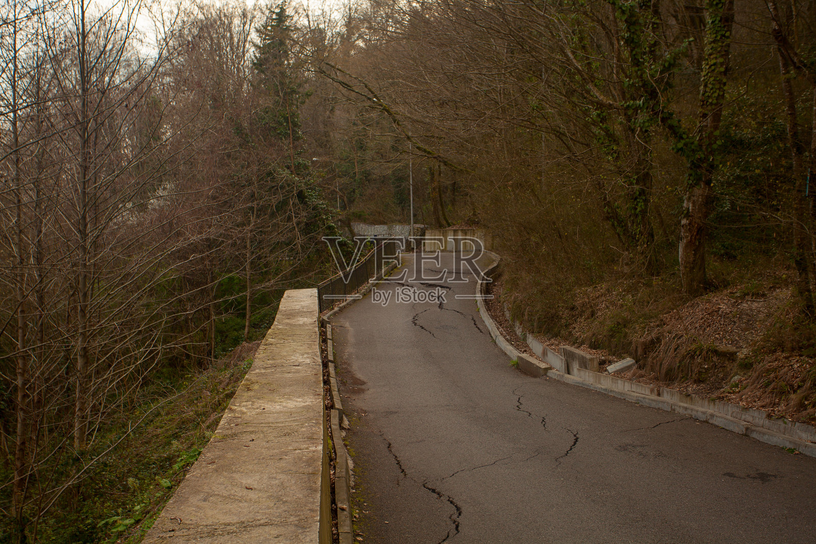 灰色沥青路面开裂照片照片摄影图片