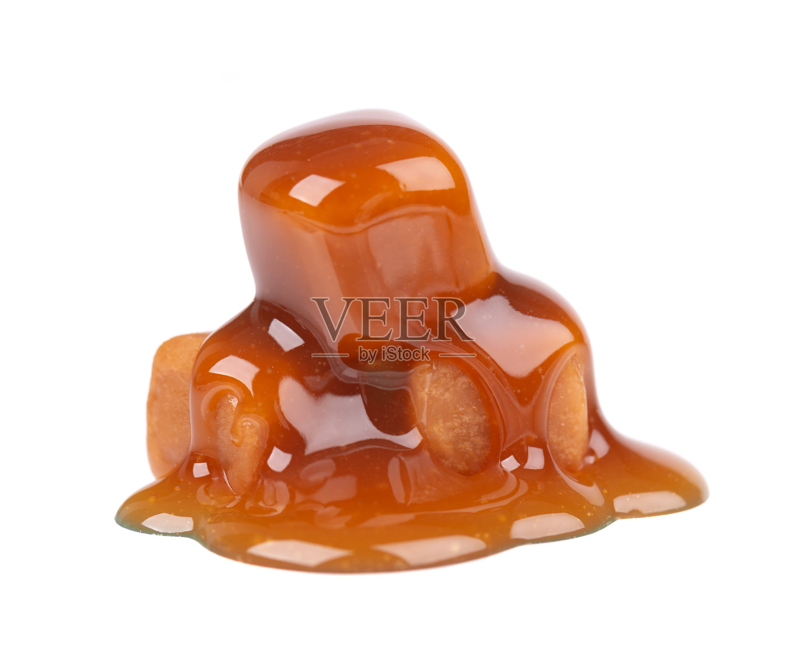 甜焦糖糖果和酱汁，孤立在白色背景。美味的焦糖。照片摄影图片