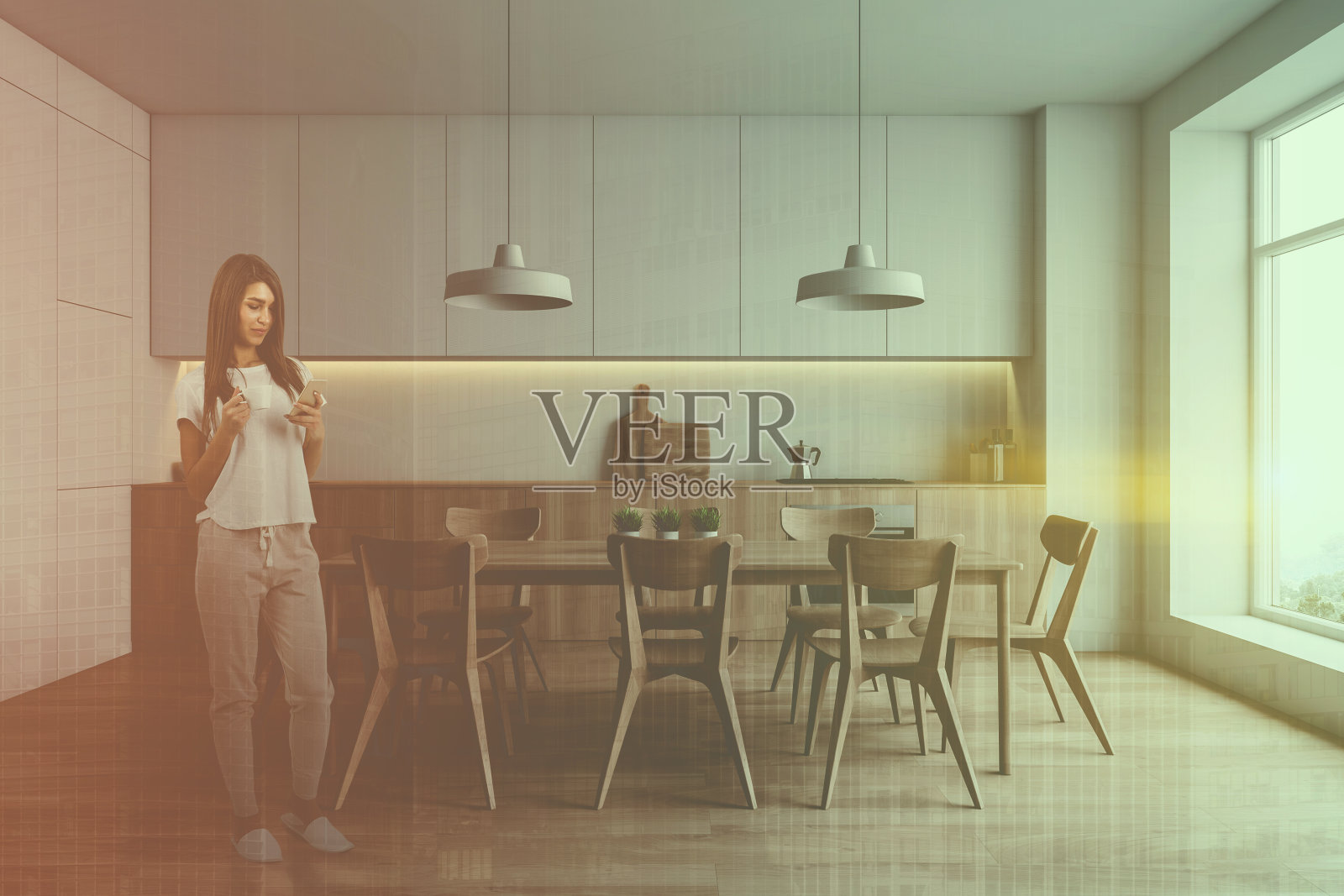 女人在白色的厨房和桌子照片摄影图片