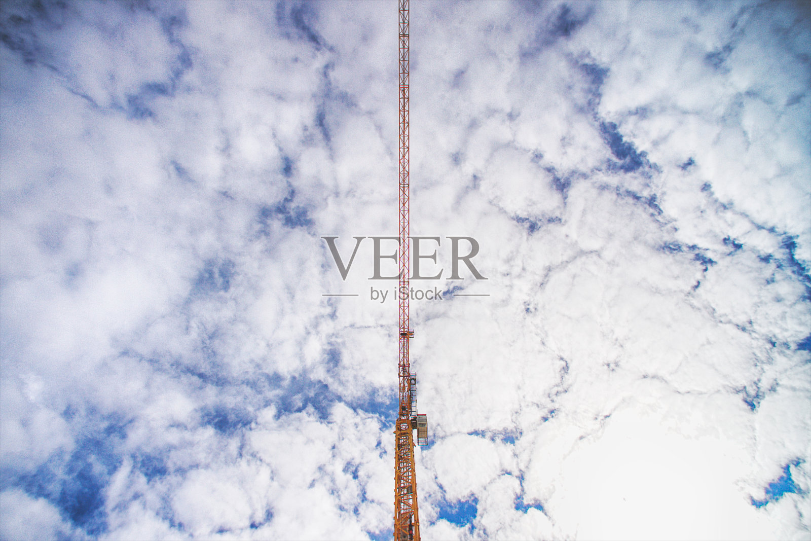 带云景的建筑起重机照片摄影图片