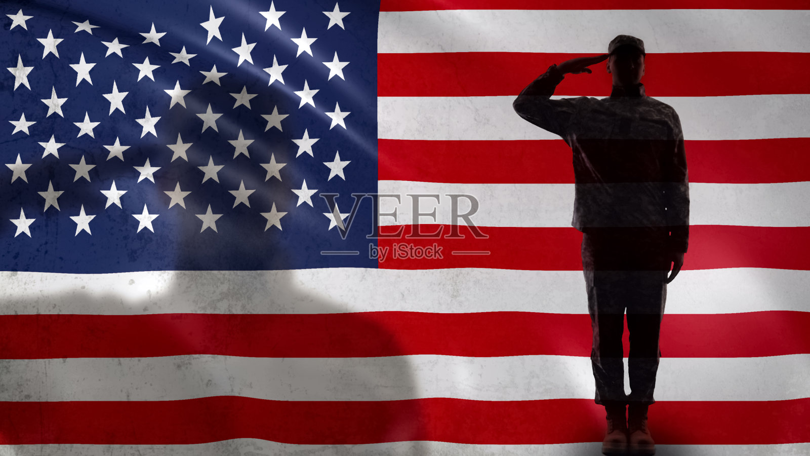 美国士兵对着国旗、军队敬礼照片摄影图片