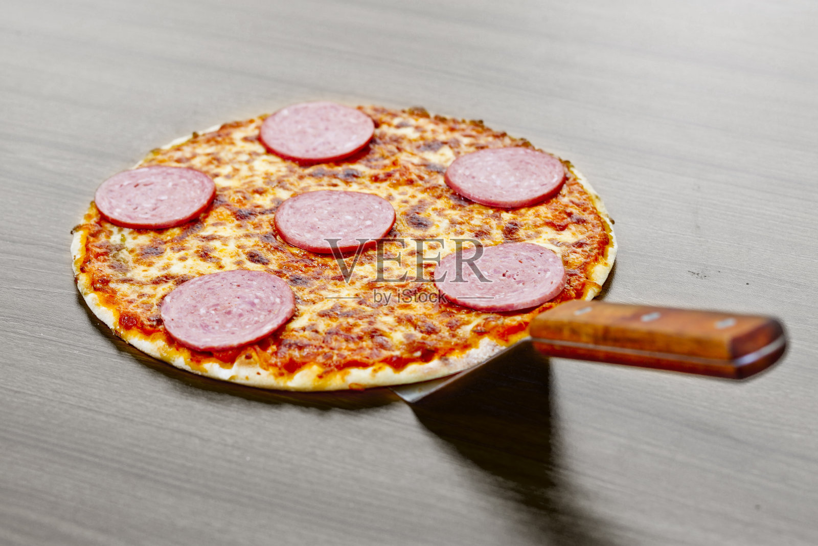 传统香肠派，番茄帕尔马干酪披萨。照片摄影图片