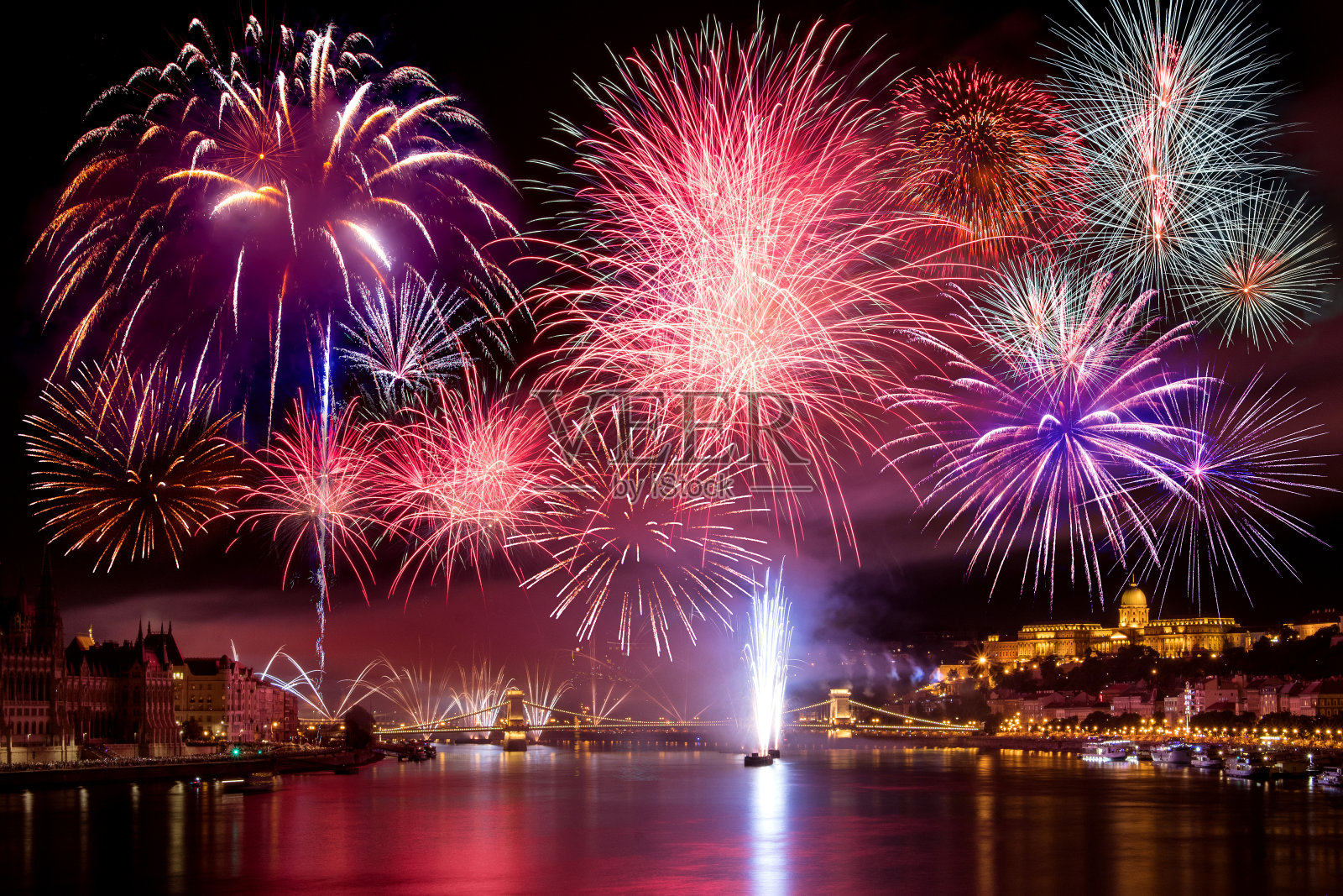 布达佩斯五彩缤纷的烟花照片摄影图片