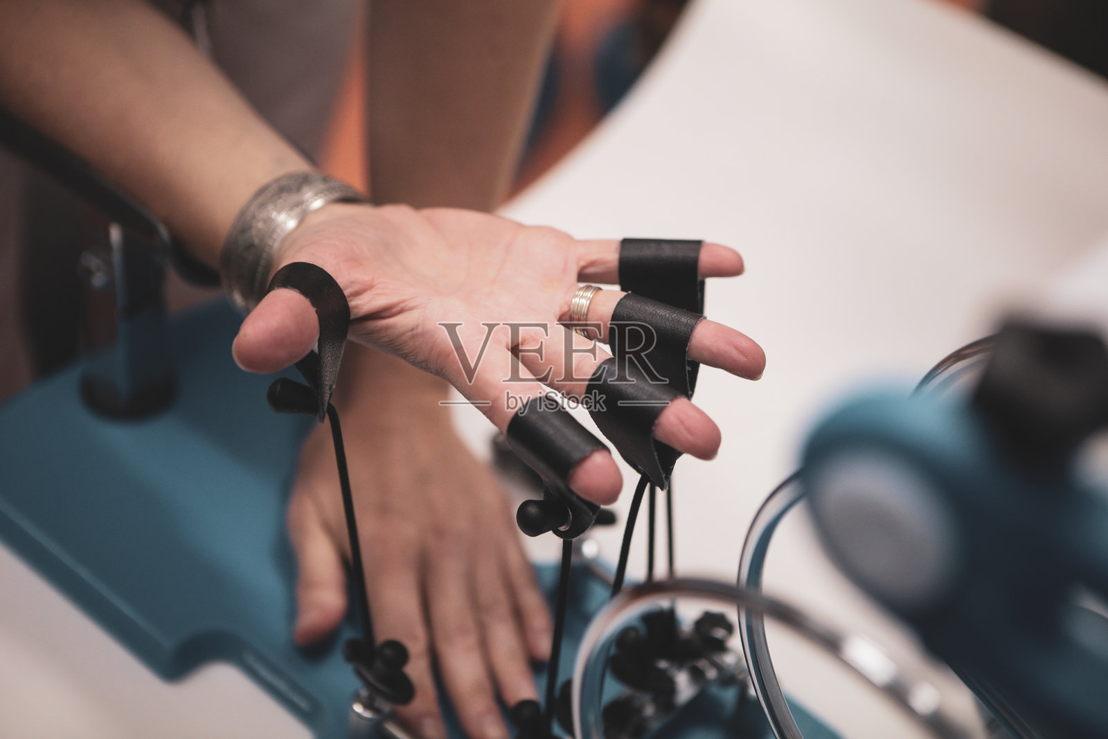 细节与一名妇女的手运动疗法医师(物理治疗师)显示手指康复治疗照片摄影图片