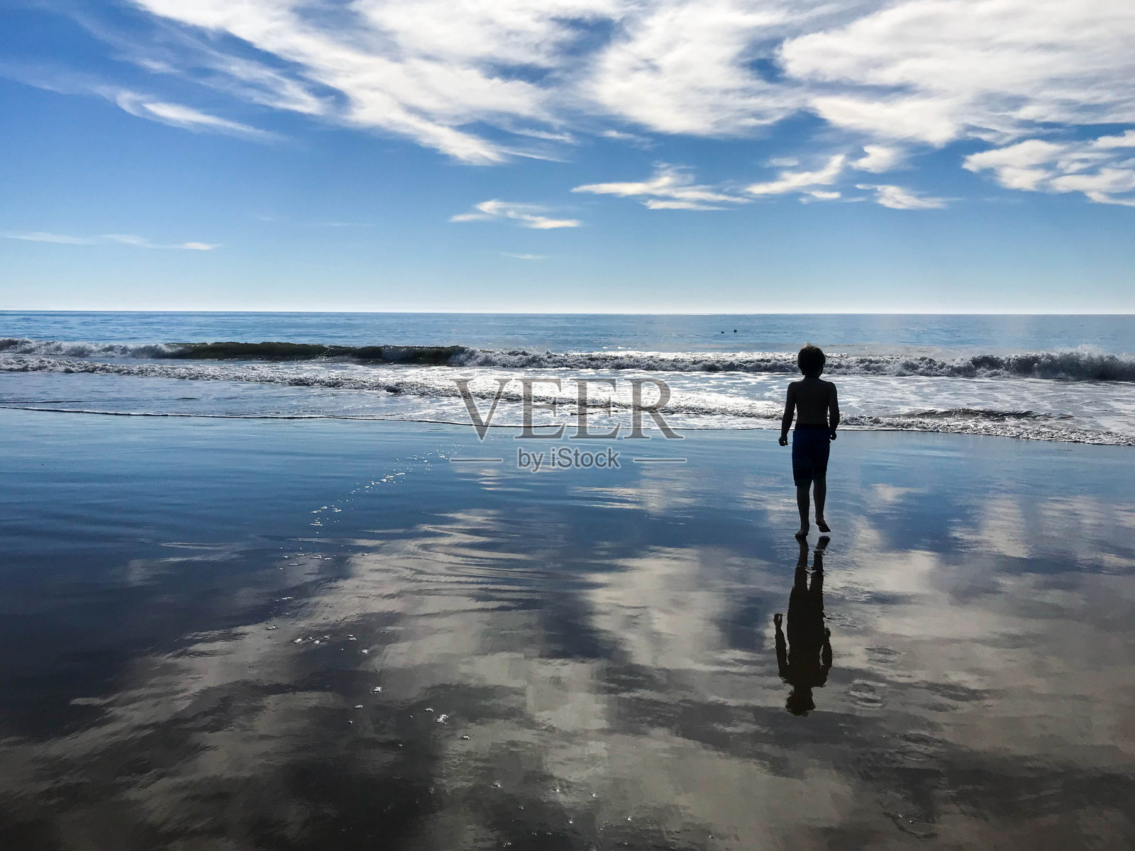 与家人一起欣赏大自然中的日落美景照片摄影图片