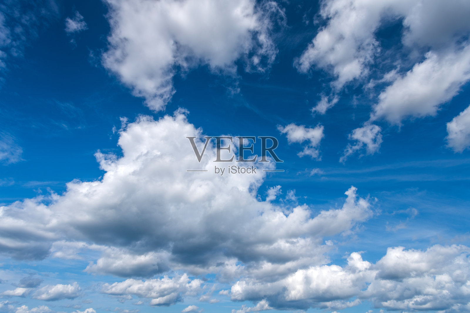 蓝色的天空和白色的卷云照片摄影图片