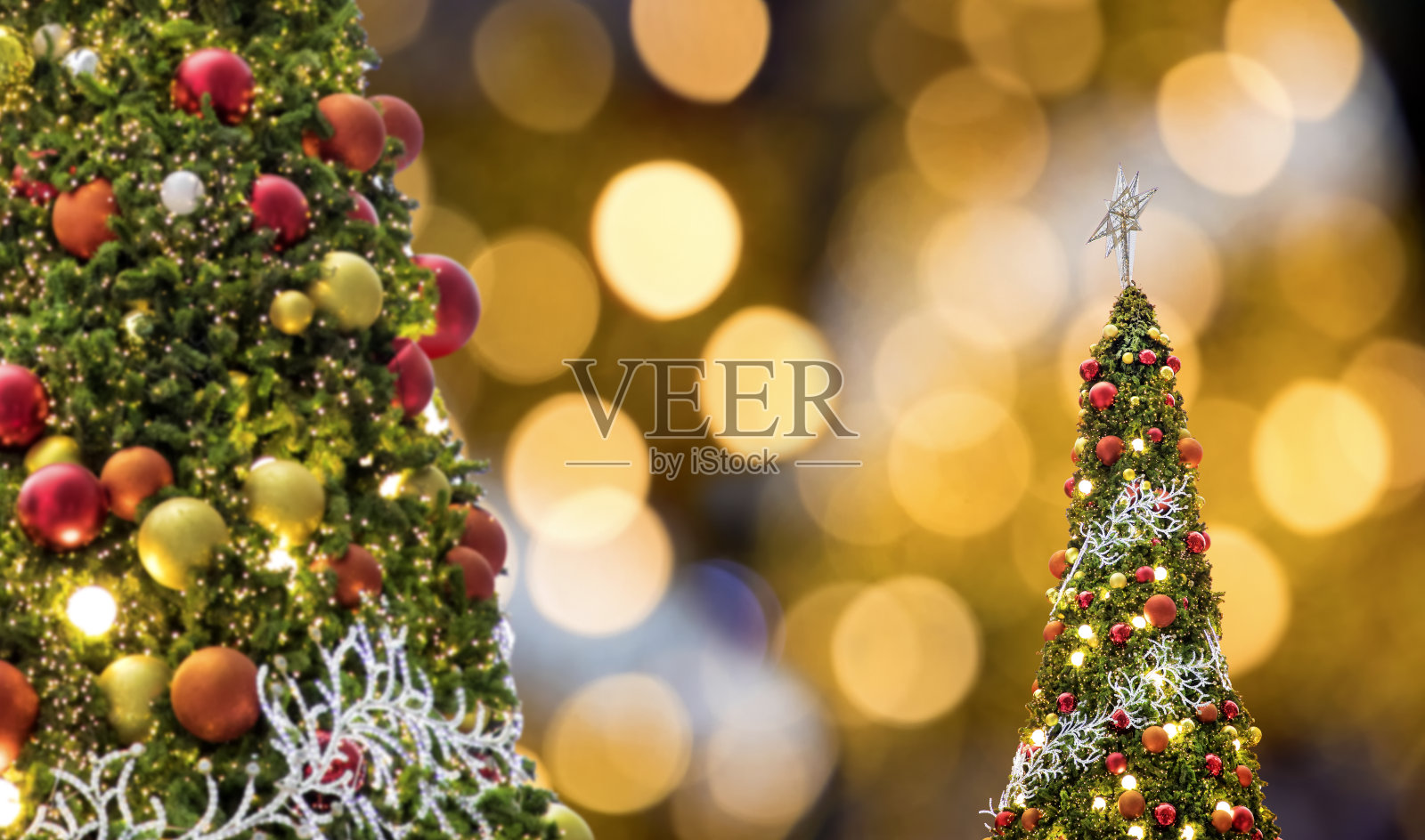 用五颜六色的灯和装饰品装饰室外闪亮的圣诞树照片摄影图片