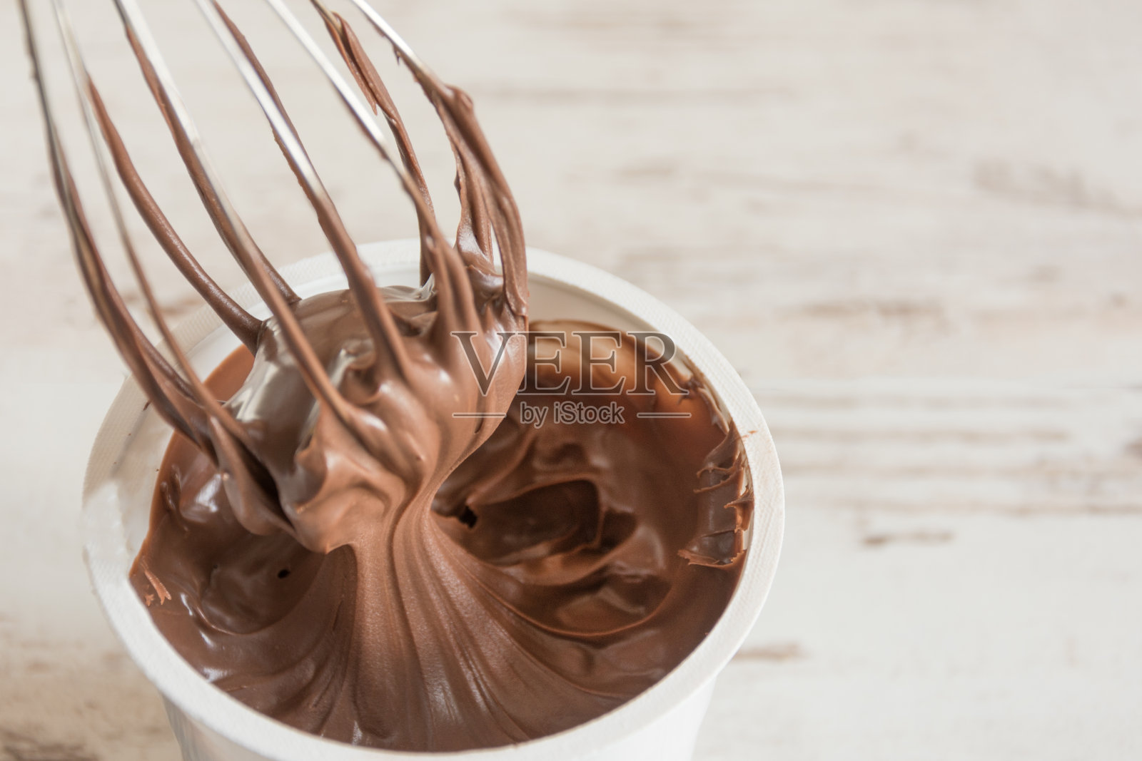 巧克力奶油甜点。照片摄影图片