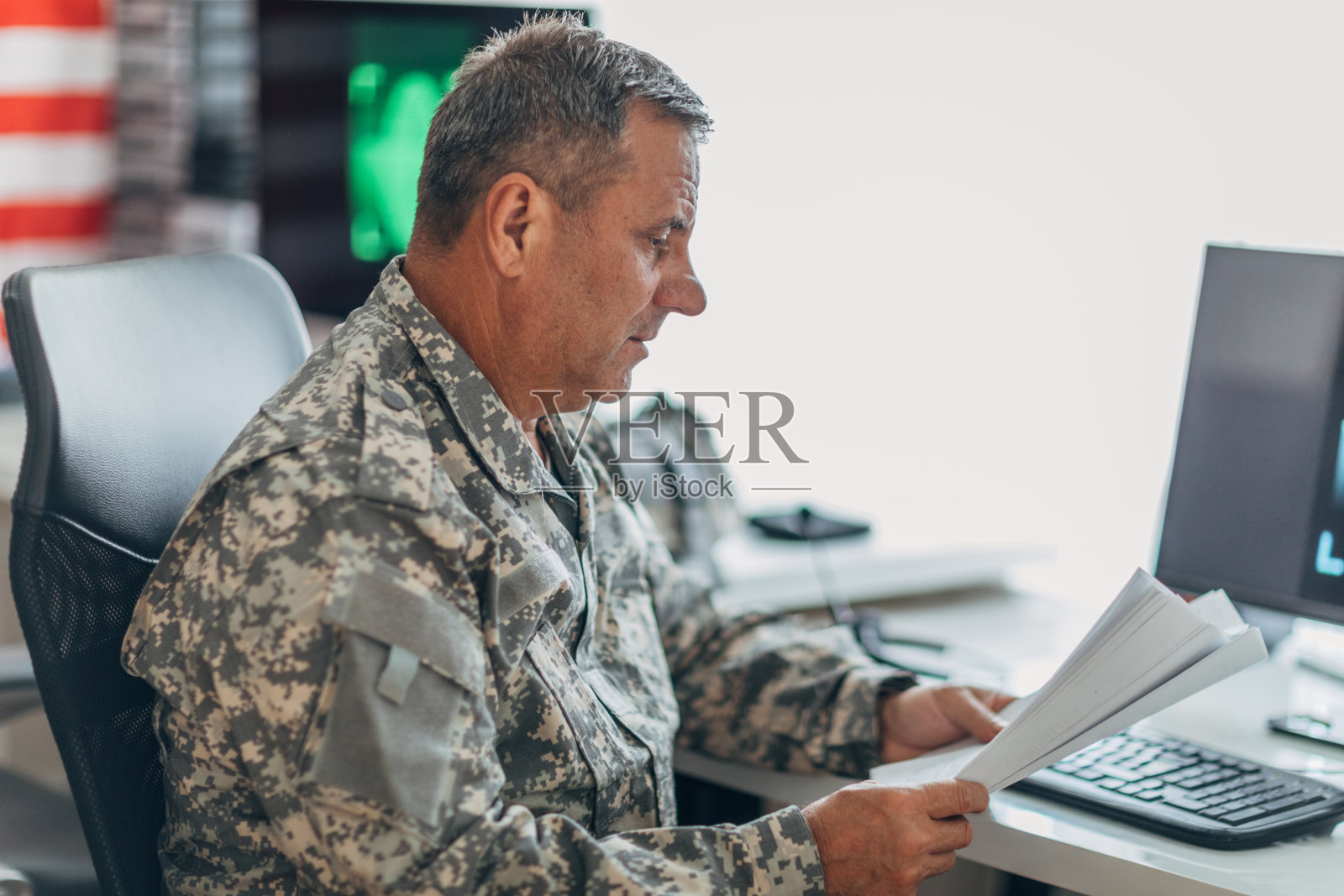 士兵在工作时阅读文件照片摄影图片