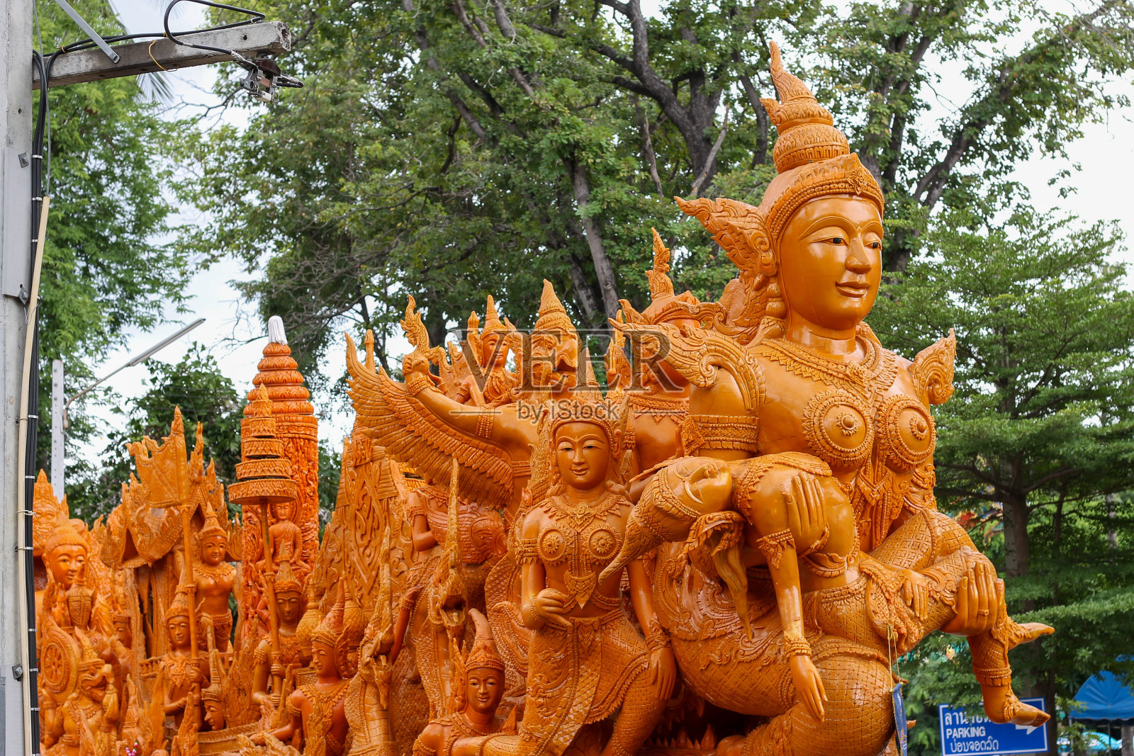 泰国的蜡烛节——一根雕刻成佛陀故事的蜡烛照片摄影图片