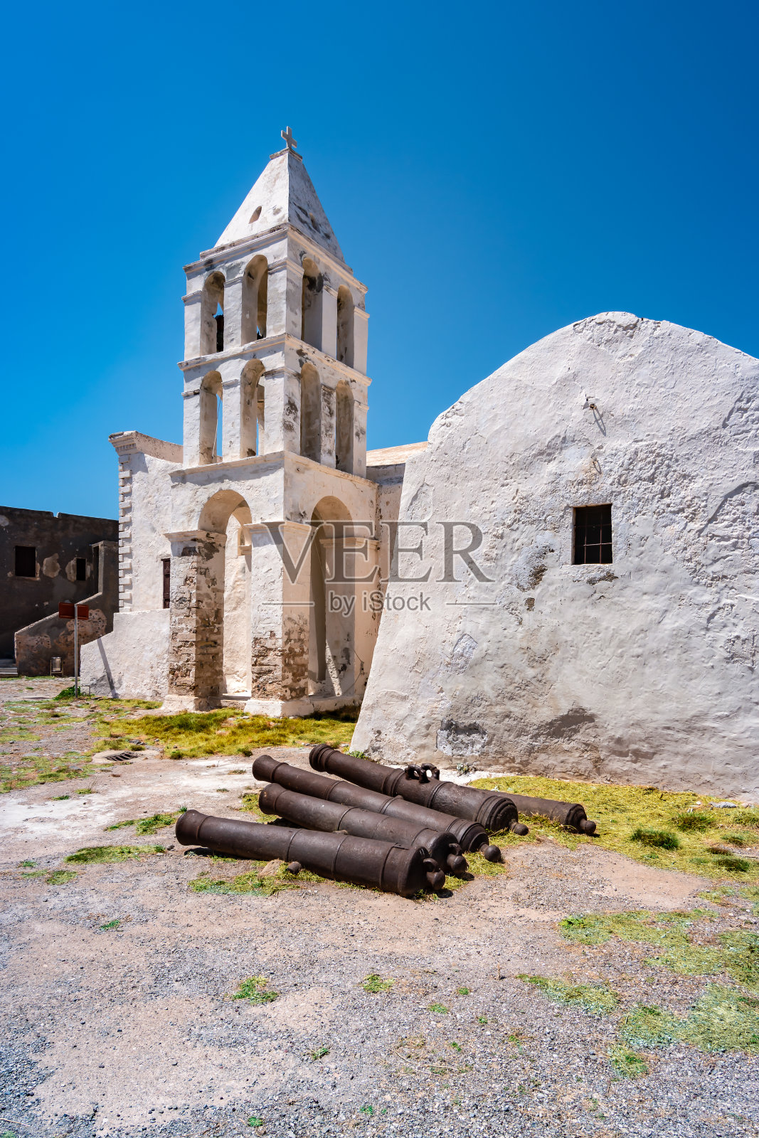 Kythira岛,希腊。在乔拉城堡里的帕纳吉亚·Myrtidiotissa和帕纳吉亚·奥法尼的中世纪教堂和旧大炮。照片摄影图片