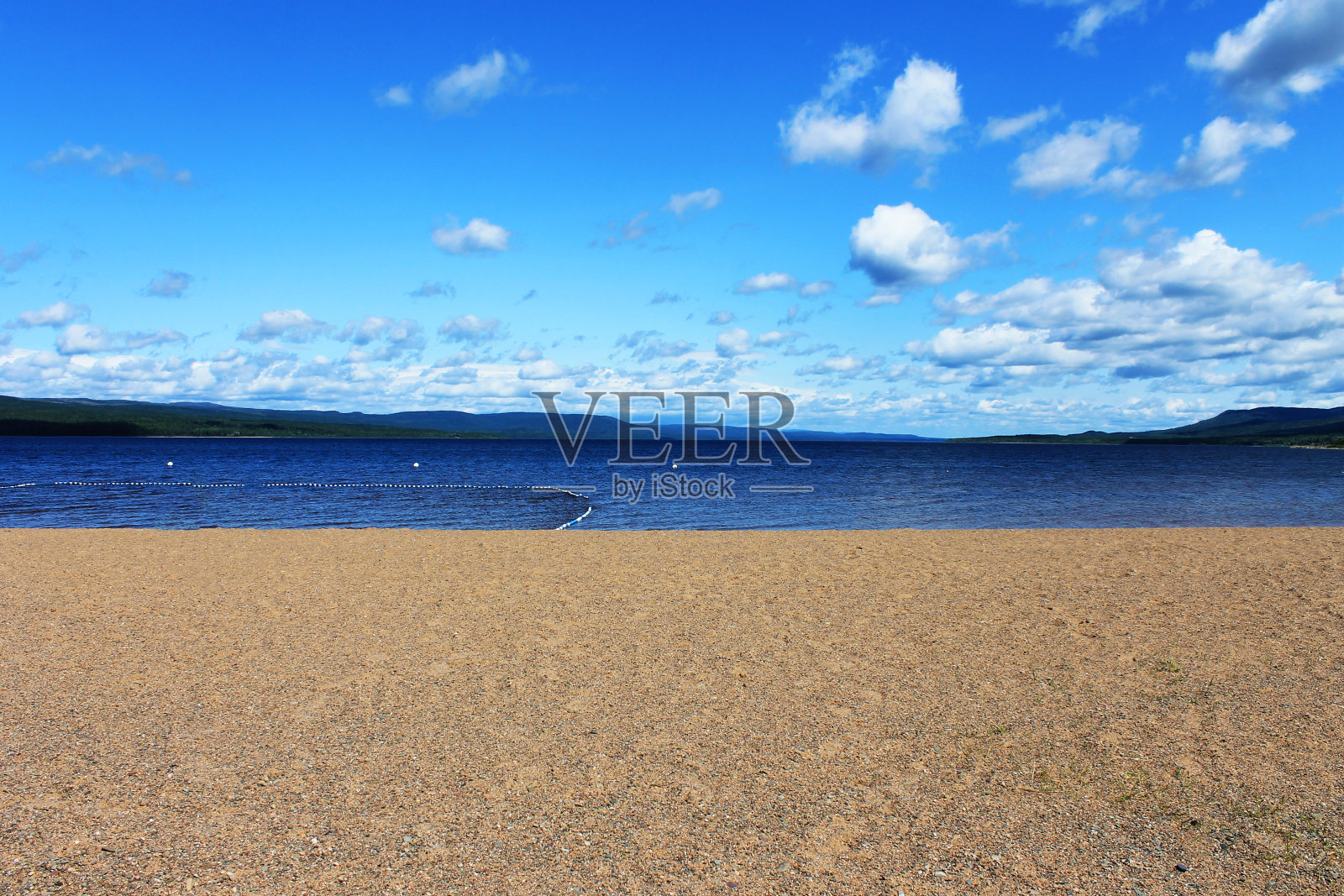 从帕萨迪纳海滩眺望鹿湖，到达纽芬兰拉布拉多犬帕萨迪纳的地平线。照片摄影图片