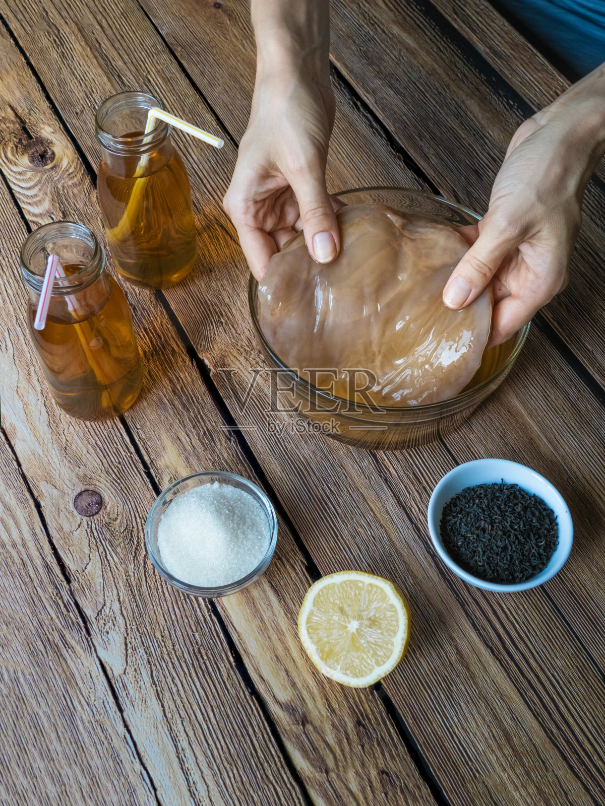 康普茶是在木桌上用细菌和酵母菌共生培养发酵茶照片摄影图片