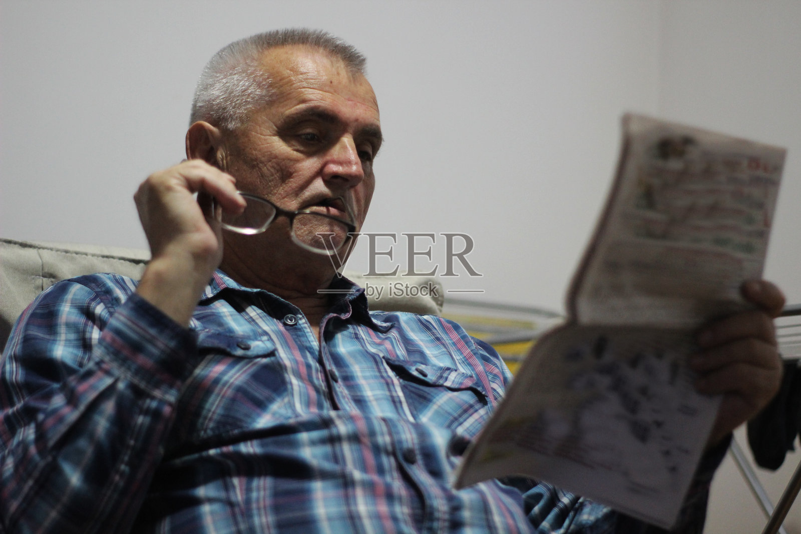 读报纸照片摄影图片