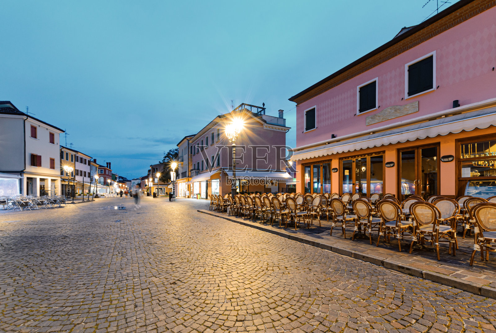 老城区的五彩广场照片摄影图片