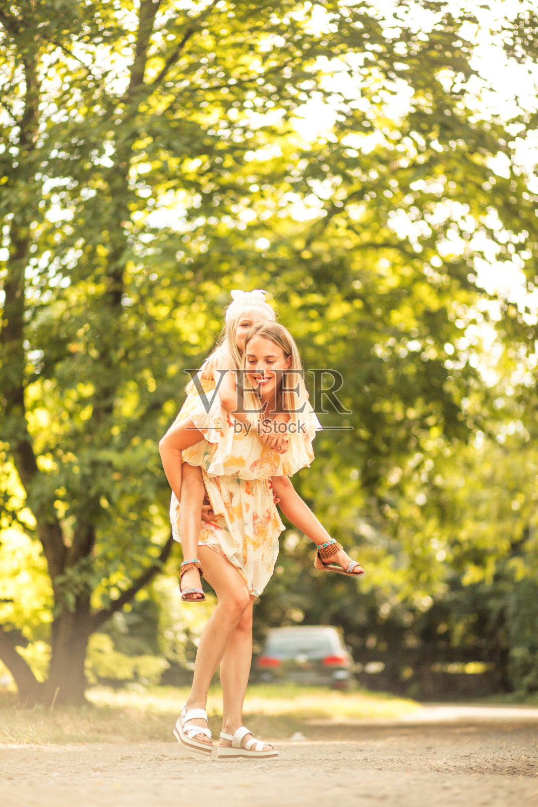 我们关系很好。照片摄影图片