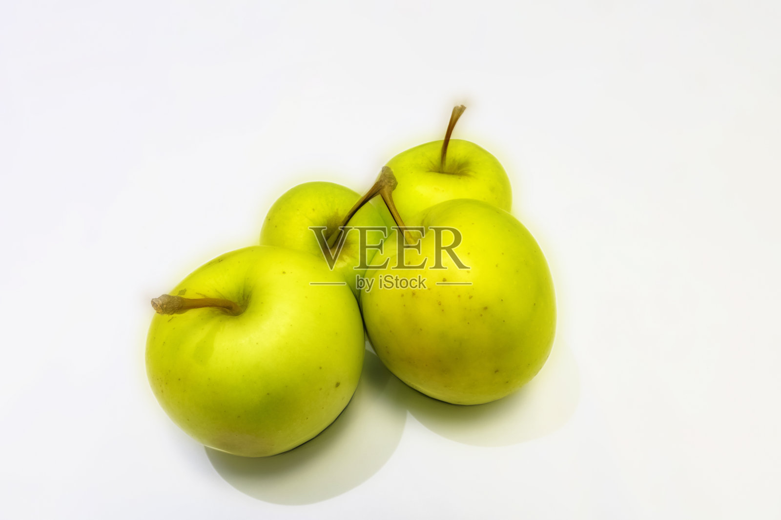 靠近绿色苹果在白色的背景。照片摄影图片