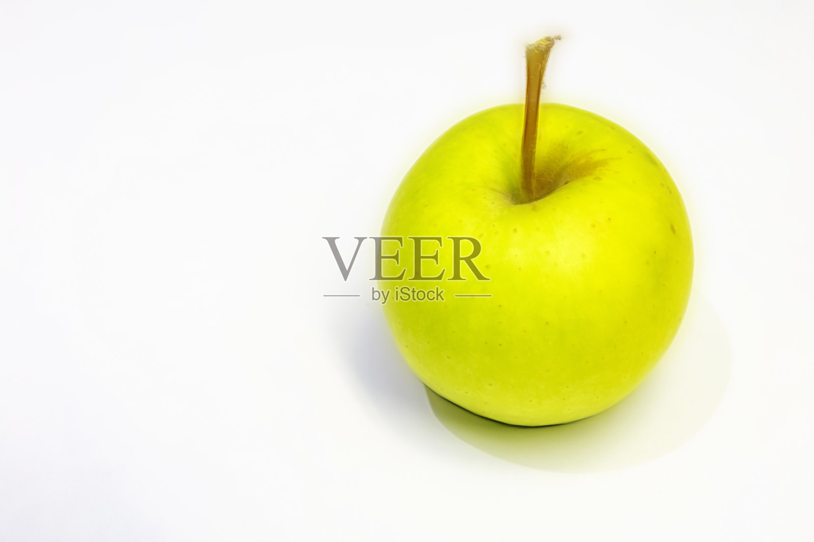 靠近绿色苹果在白色的背景。照片摄影图片