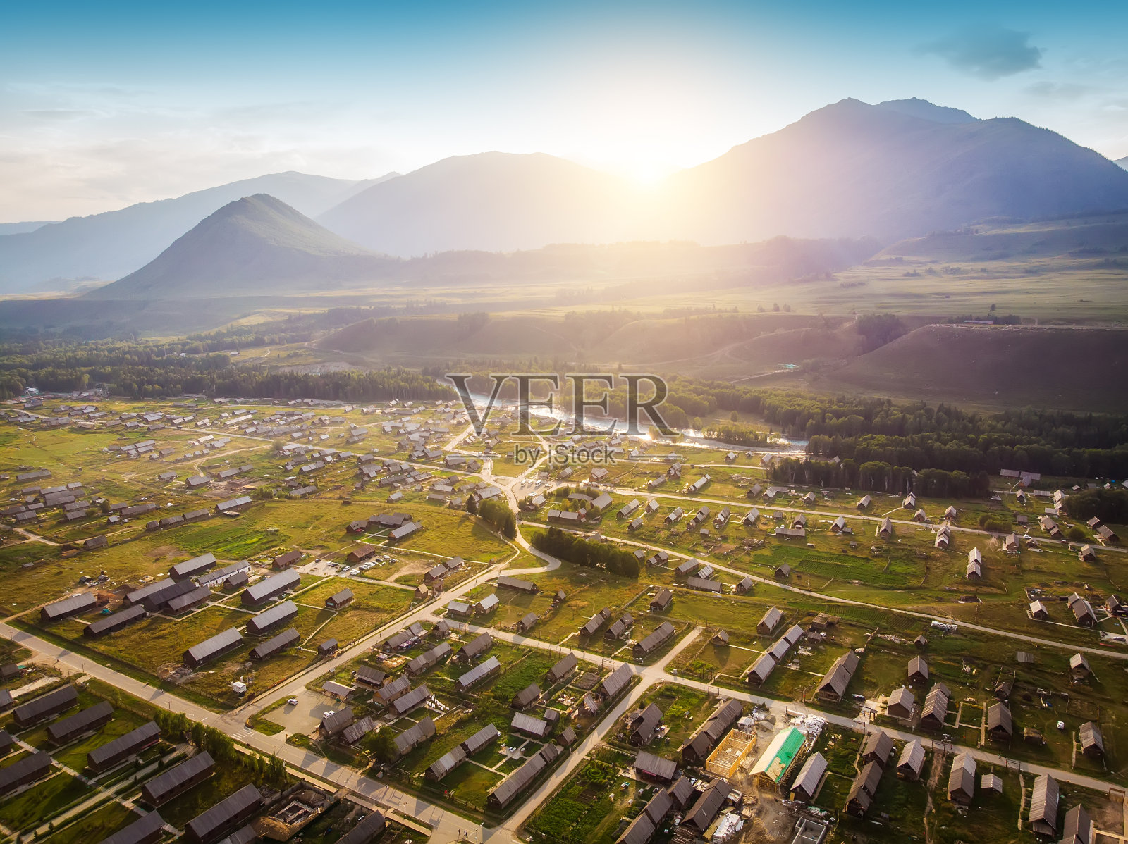 喀纳斯河木村，鸟瞰图照片摄影图片