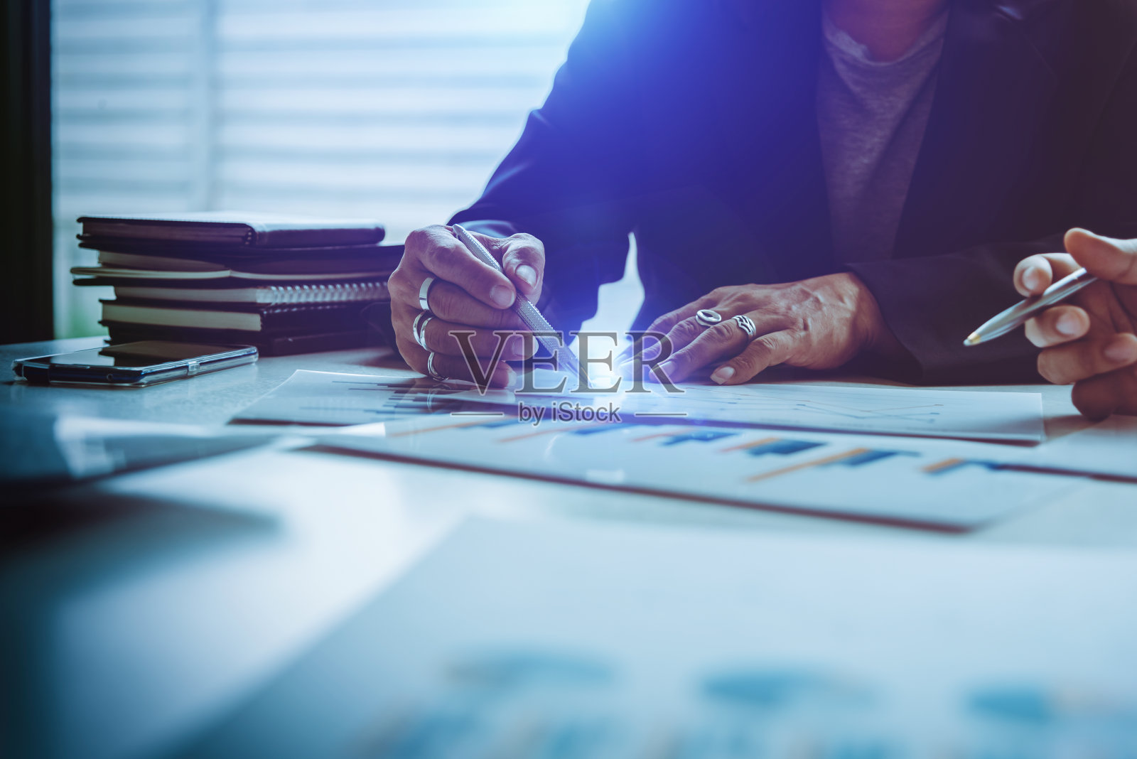 中年亚洲商人讨论问题和业务增长的机会。照片摄影图片