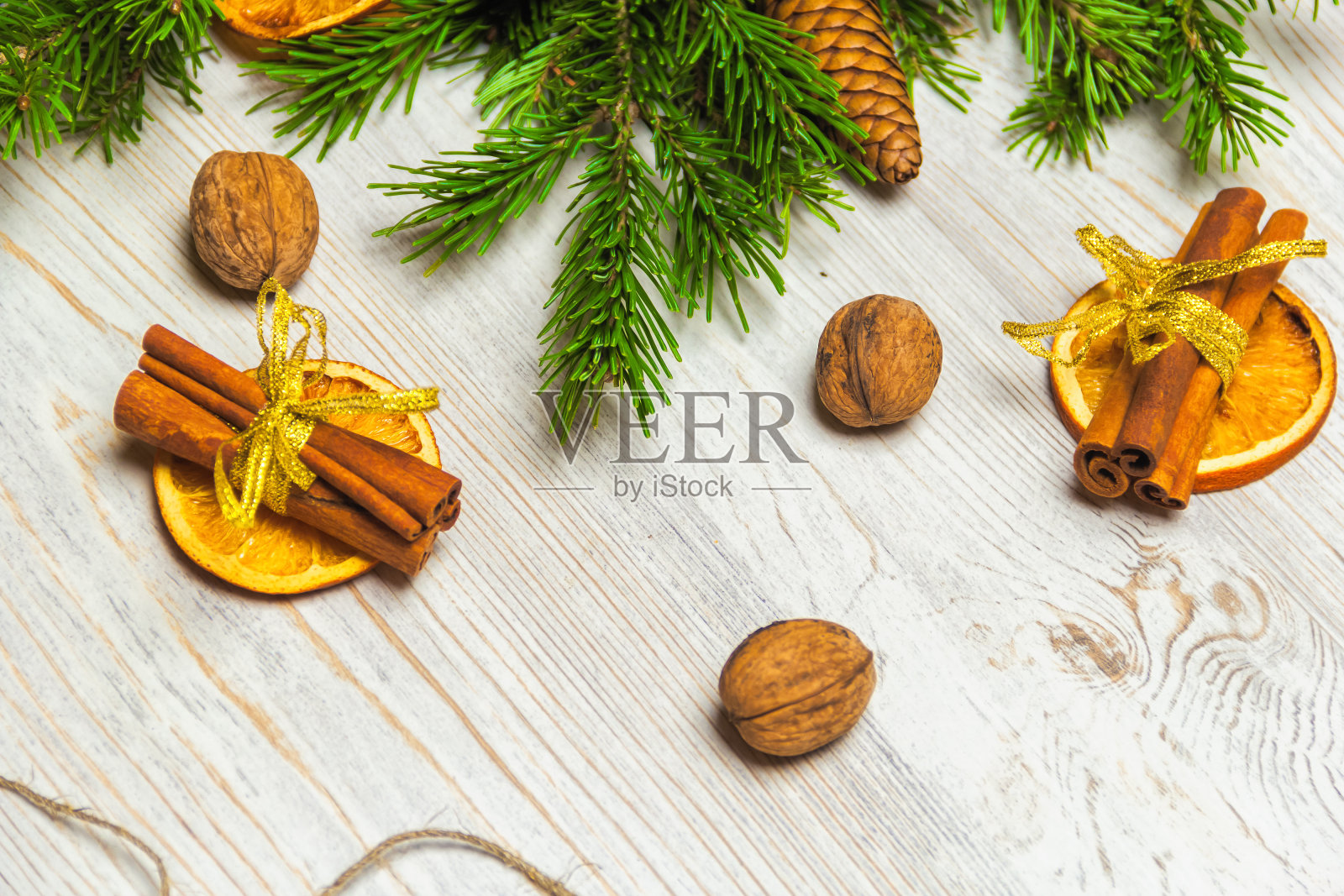 圣诞和新年作文。松树枝，肉桂枝，干橘子片和核桃片。圣诞节和新年的概念。平躺照片摄影图片